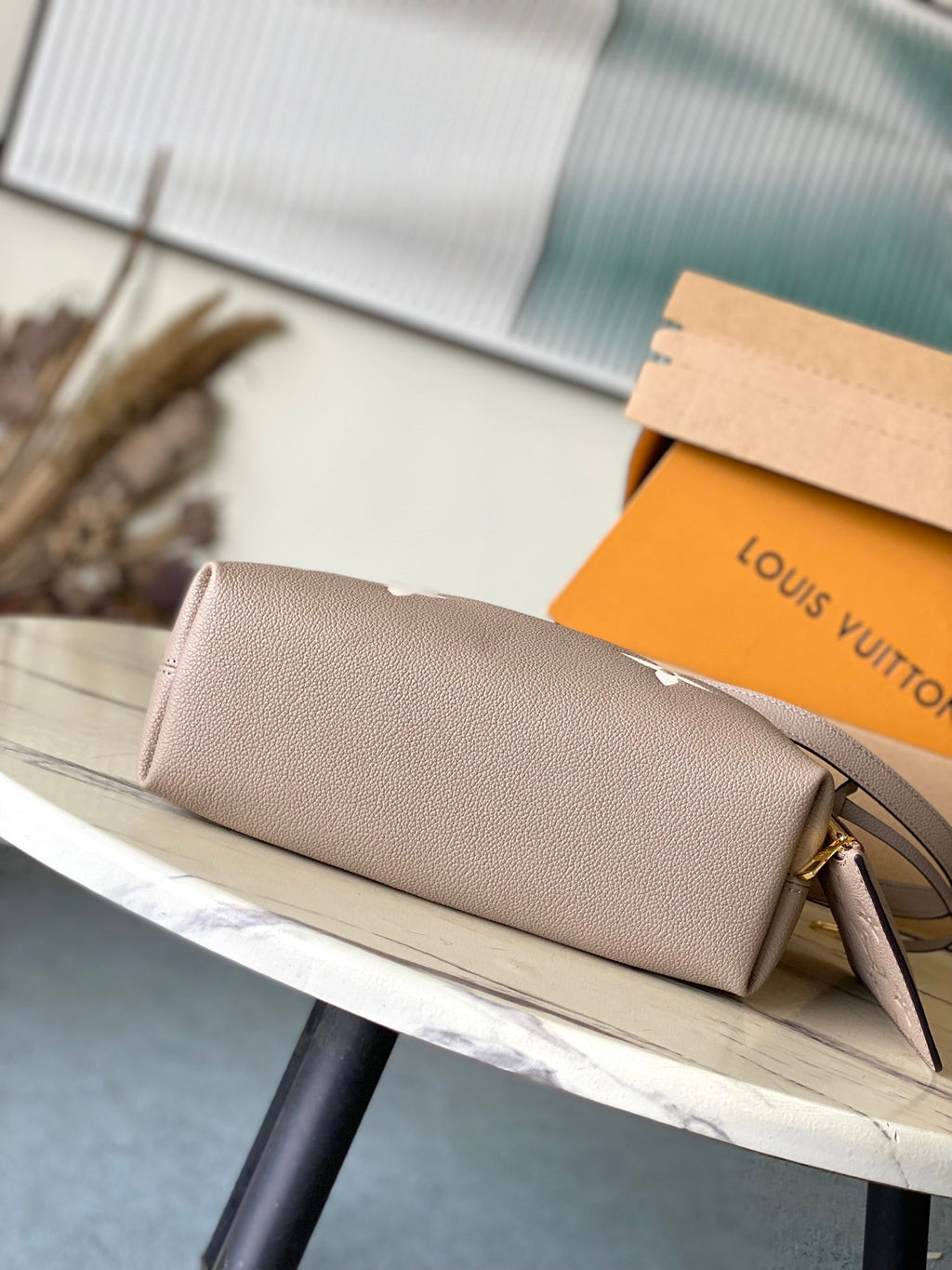 BUNDLE 28 IN TOURTERELLE WEISS MONOGRAMM EMPREINTE LEDER GOLDENE HARDWARE