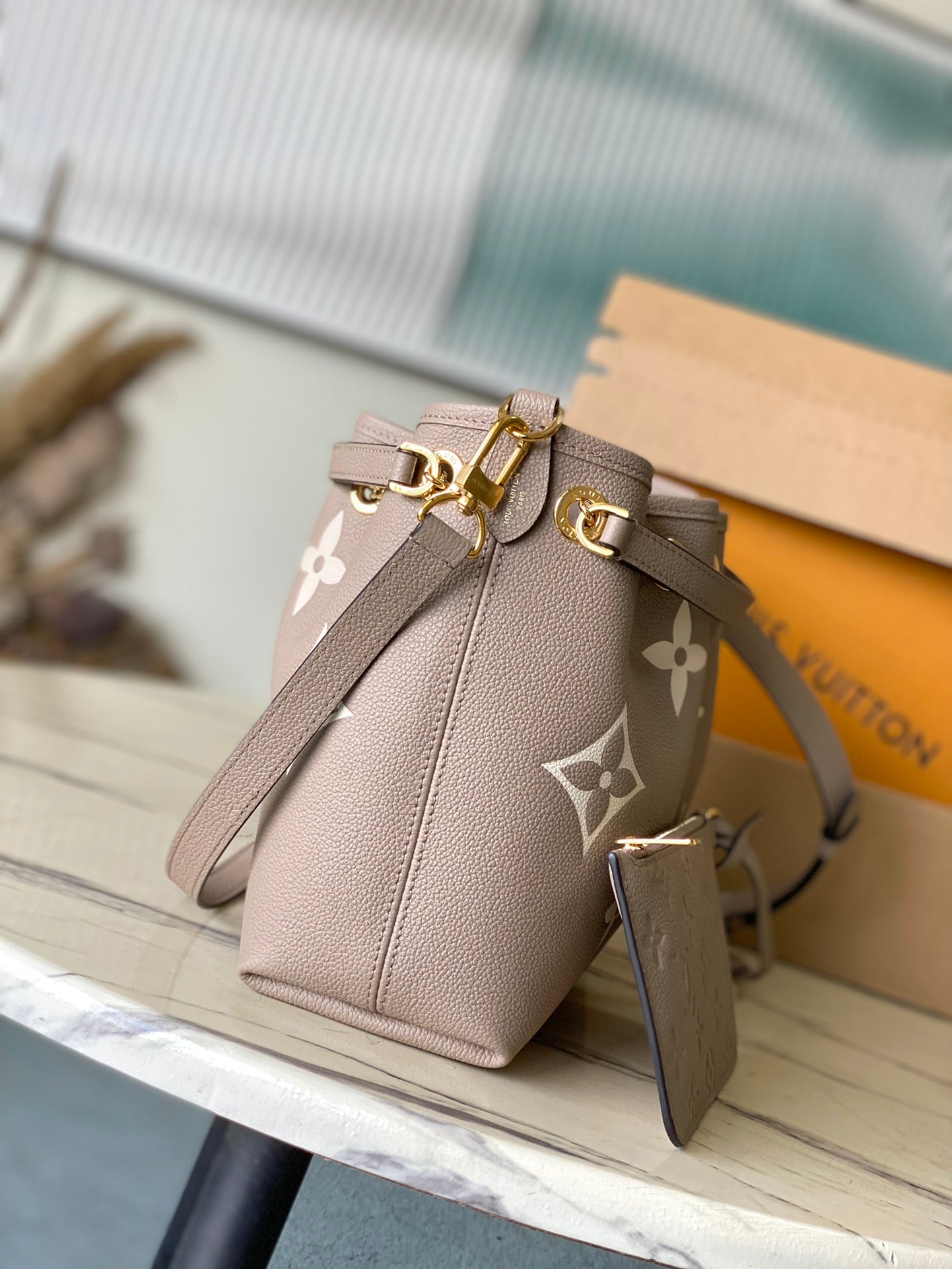 BUNDLE 28 IN TOURTERELLE WEISS MONOGRAMM EMPREINTE LEDER GOLDENE HARDWARE