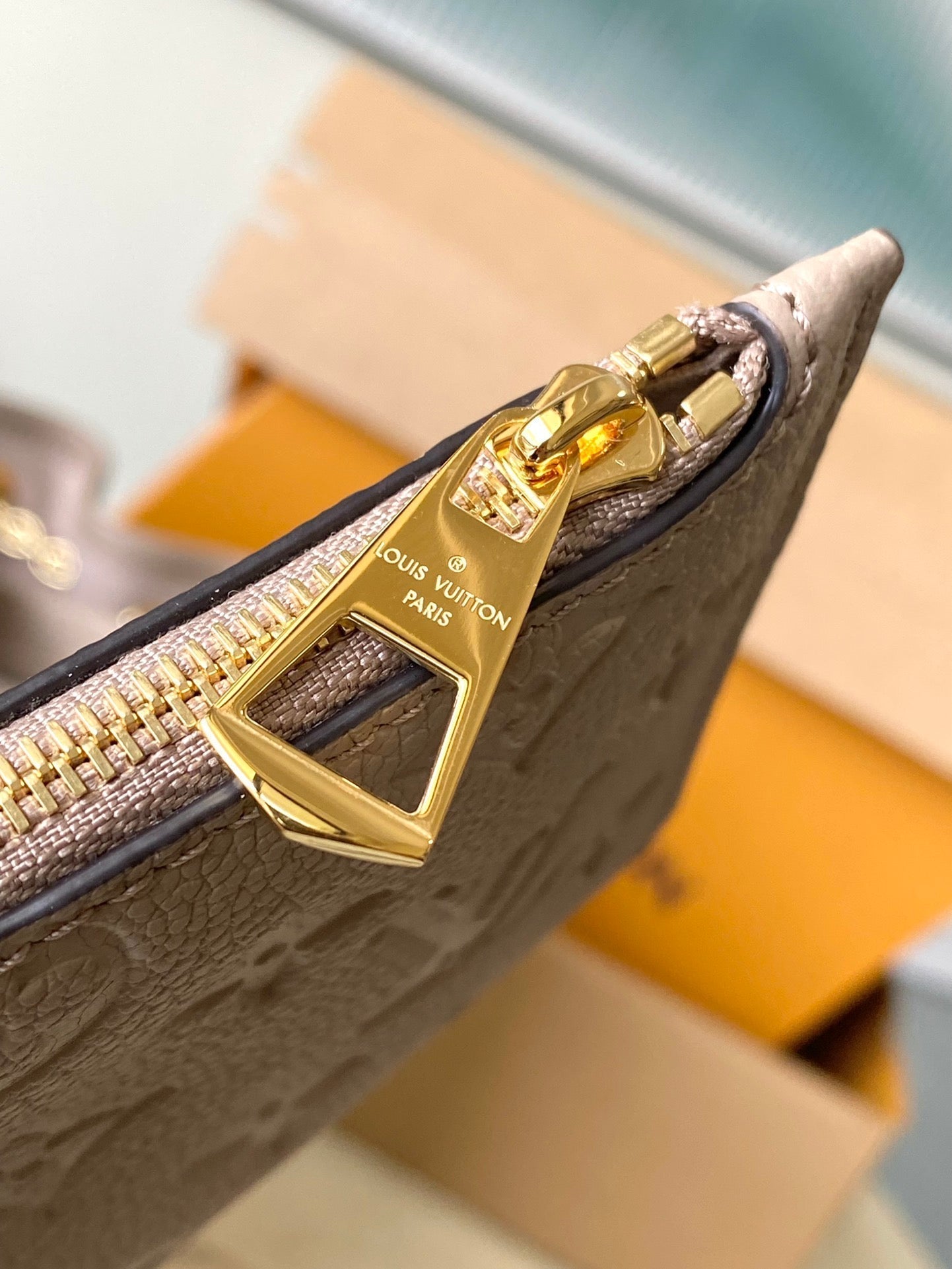 BUNDLE 28 IN TOURTERELLE WEISS MONOGRAMM EMPREINTE LEDER GOLDENE HARDWARE