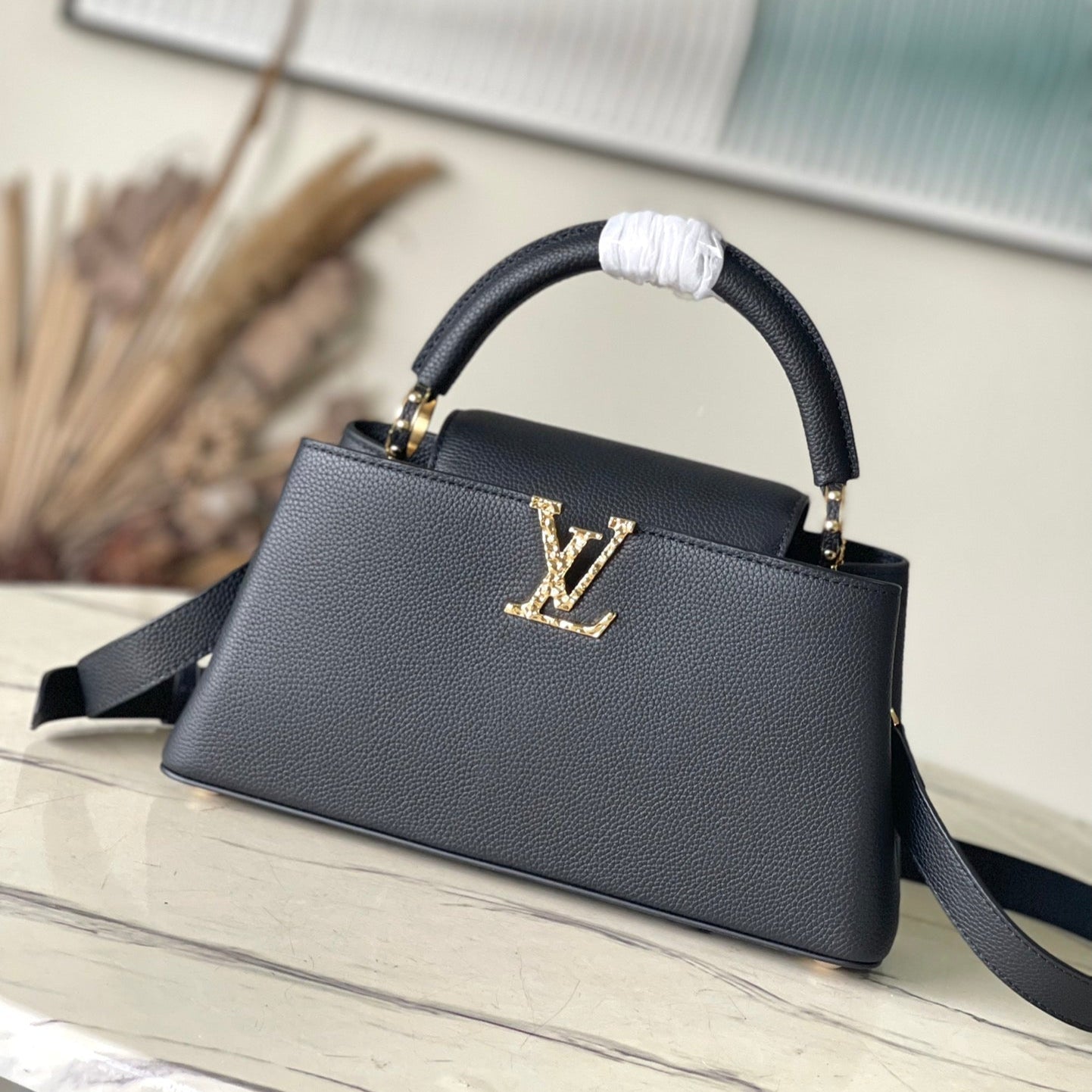 CAPUCINES EAST-WEST 33 IN SCHWARZEM KALBSLEDER GOLDENE BESCHLÄGE