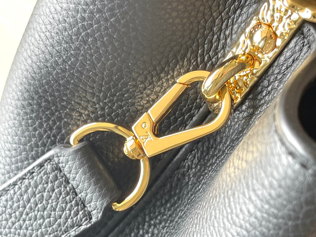 CAPUCINES EAST-WEST 33 IN SCHWARZEM KALBSLEDER GOLDENE BESCHLÄGE