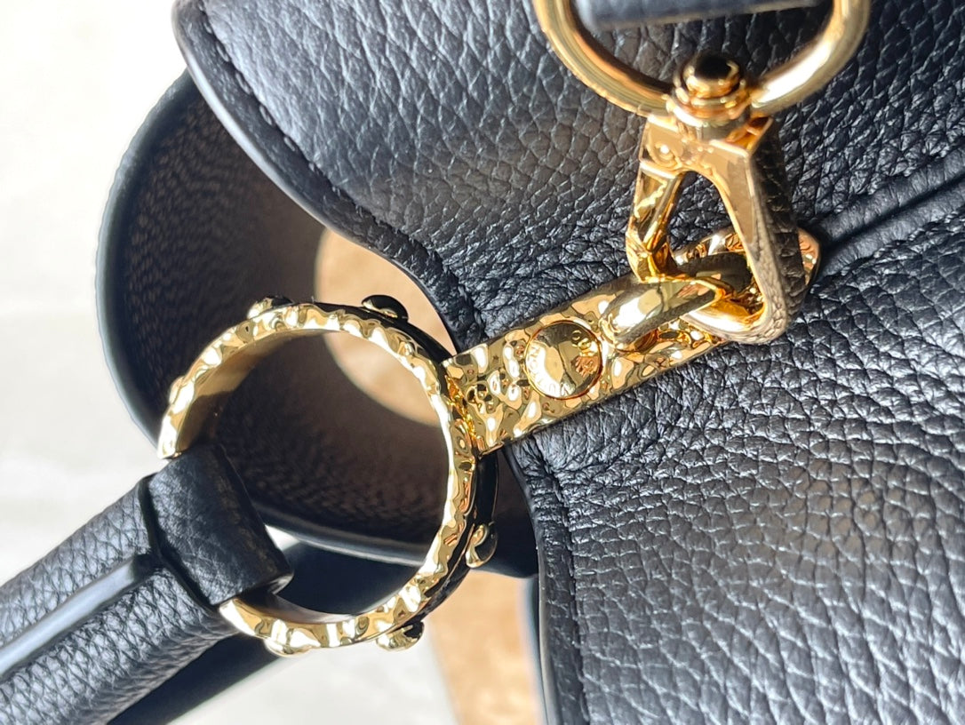 CAPUCINES EAST-WEST 33 IN SCHWARZEM KALBSLEDER GOLDENE BESCHLÄGE