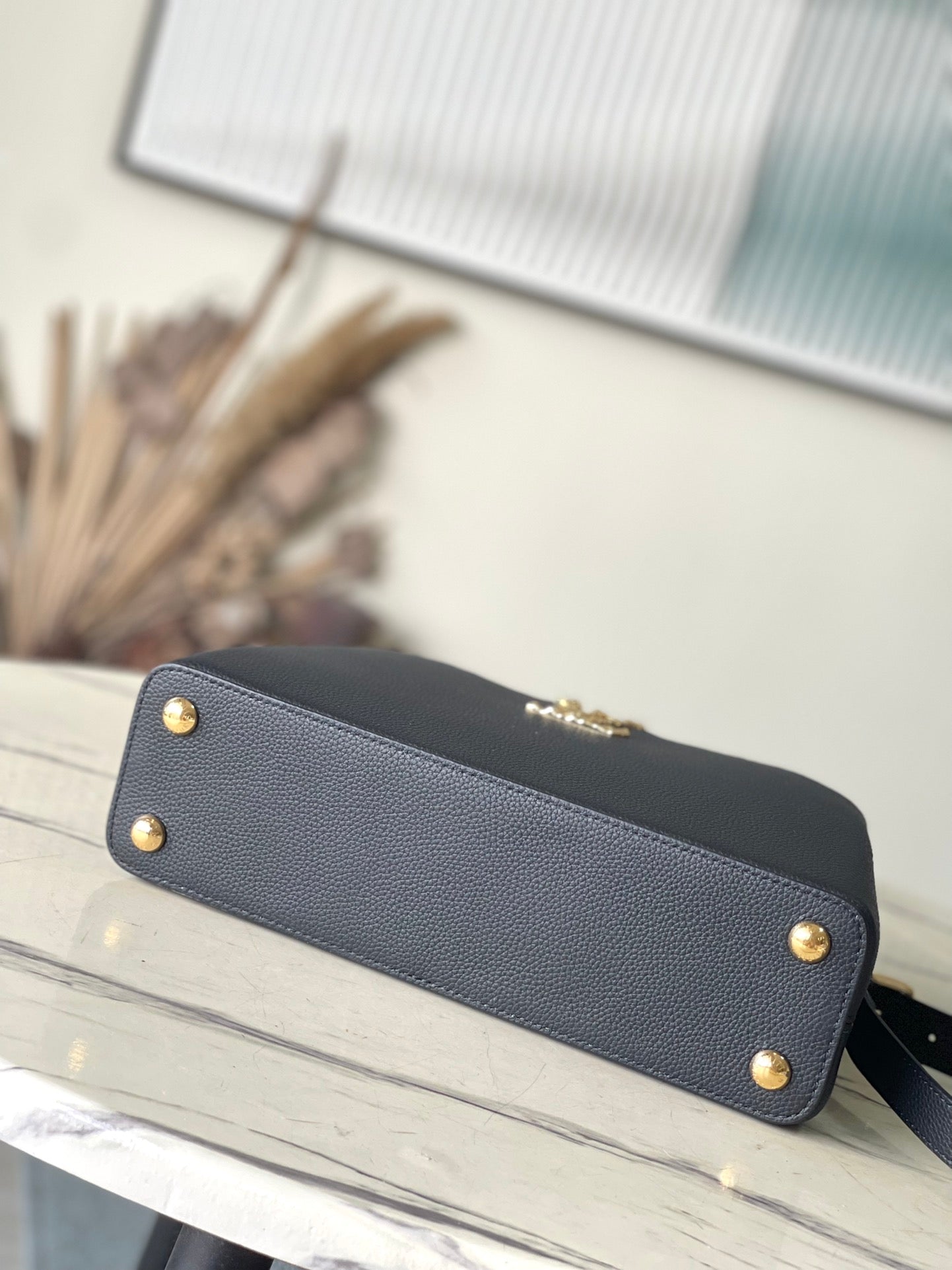 CAPUCINES EAST-WEST 33 IN SCHWARZEM KALBSLEDER GOLDENE BESCHLÄGE