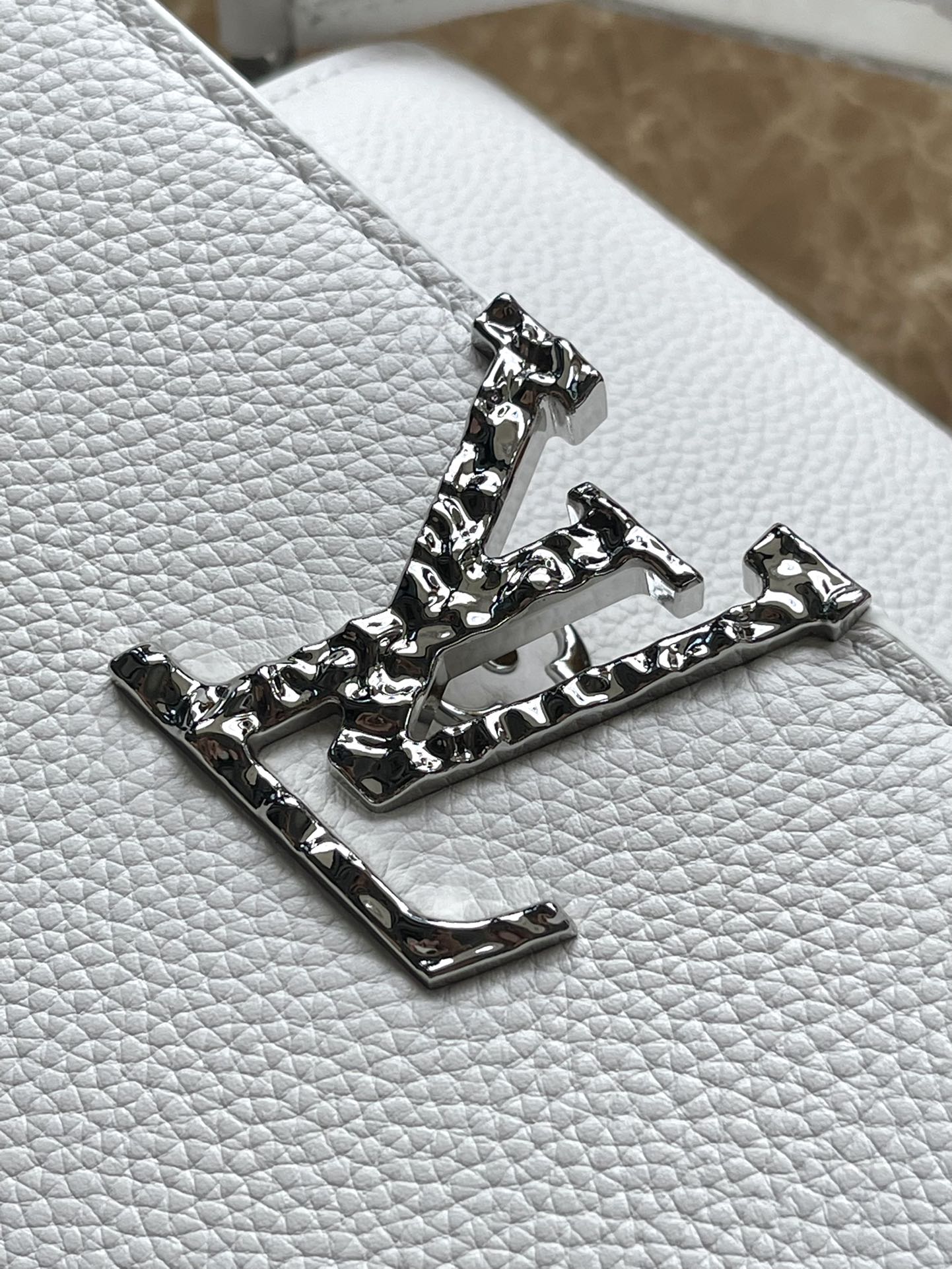 CAPUCINES EAST-WEST 33 IN WEISSEM KALBSLEDER SILBERNE BESCHLÄGE