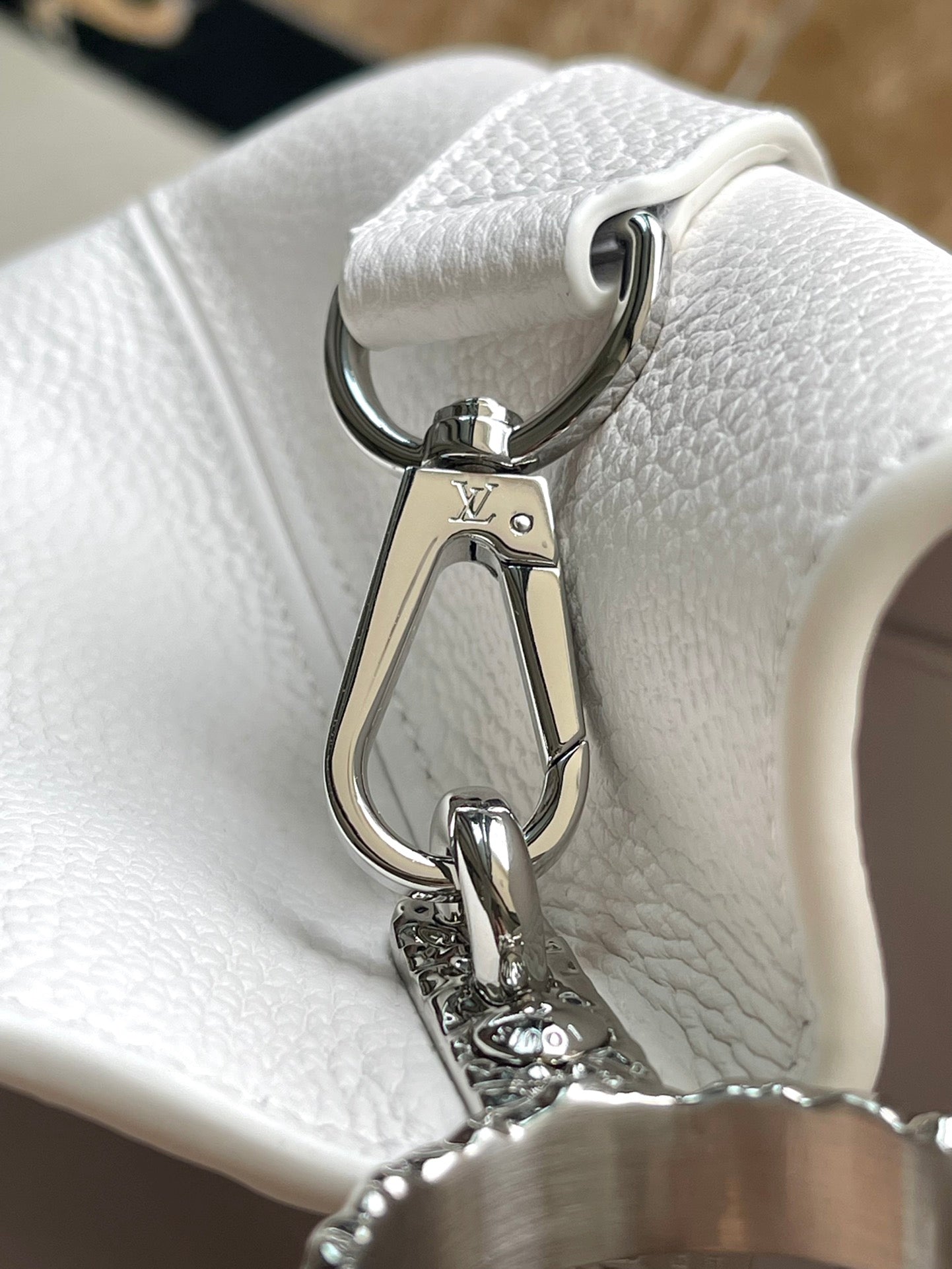 CAPUCINES EAST-WEST 33 IN WEISSEM KALBSLEDER SILBERNE BESCHLÄGE