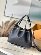 Bundle 28 in schwarzem Monogramm Empreinte Leder goldene Beschläge