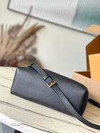 Bundle 28 in schwarzem Monogramm Empreinte Leder goldene Beschläge