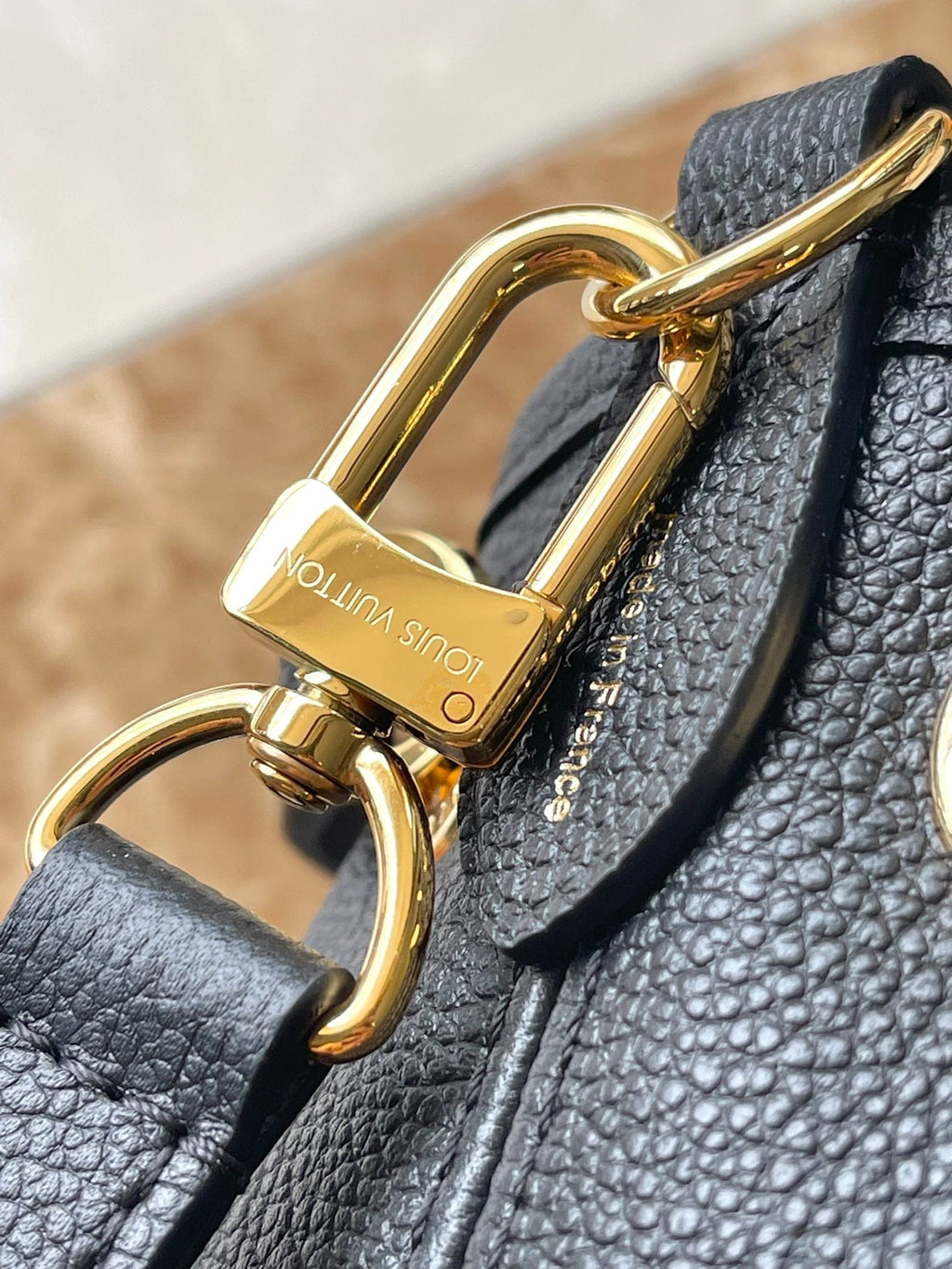 Bundle 28 in schwarzem Monogramm Empreinte Leder goldene Beschläge