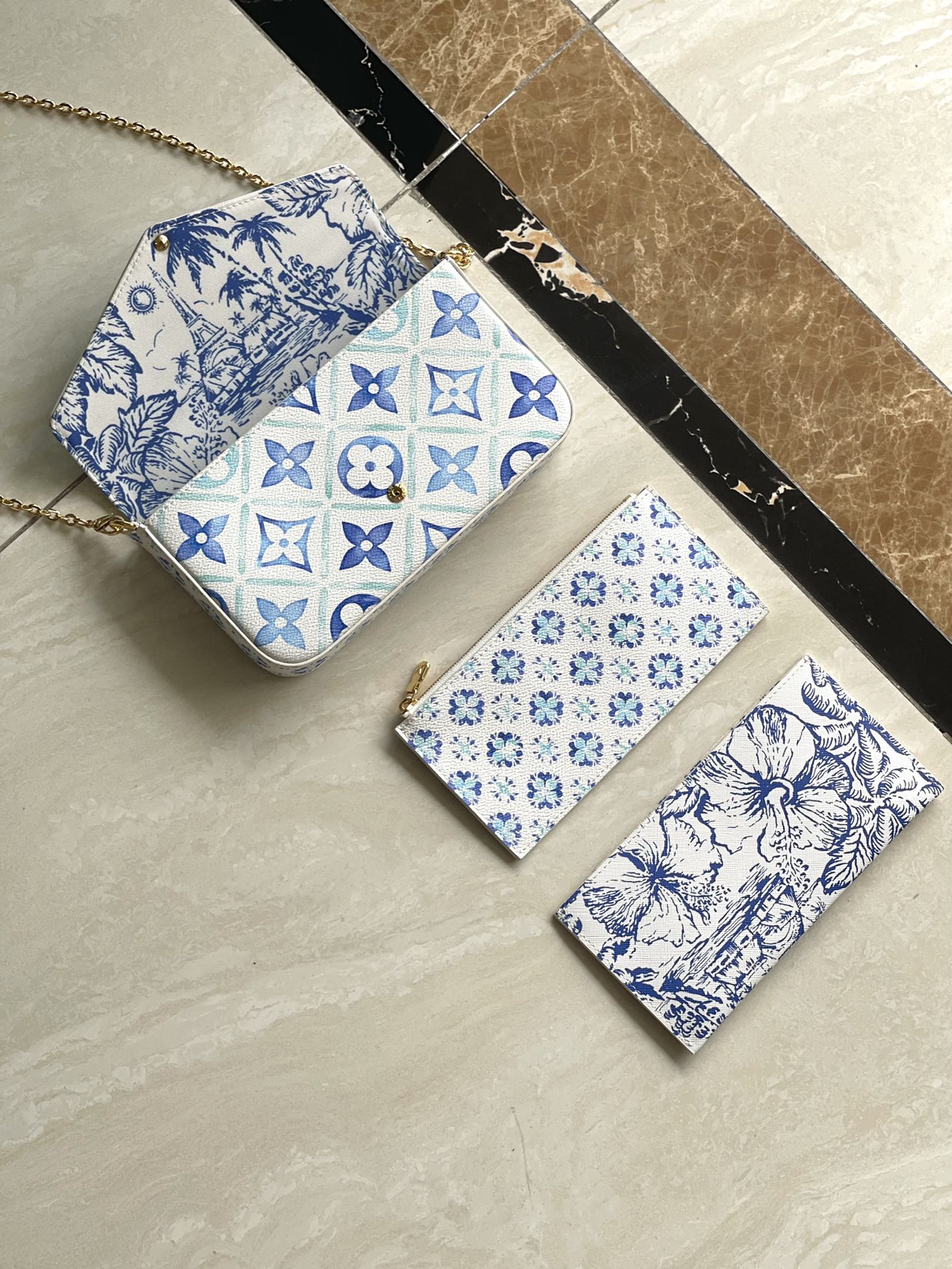 FÉLICIE POCHETTE 21 AUF LEINWAND MIT LAGUNENBLAUEN MONOGRAMMFLIESEN