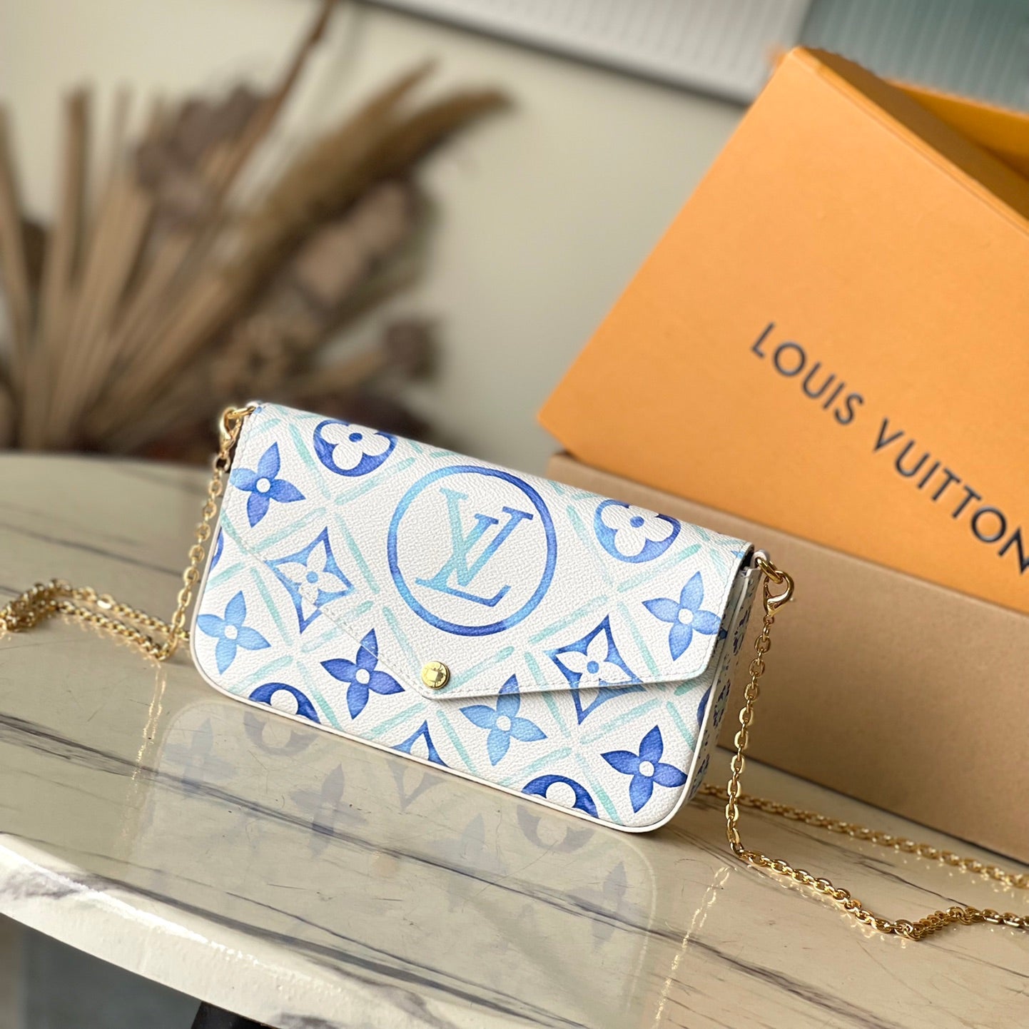 FÉLICIE POCHETTE 21 AUF LEINWAND MIT LAGUNENBLAUEN MONOGRAMMFLIESEN