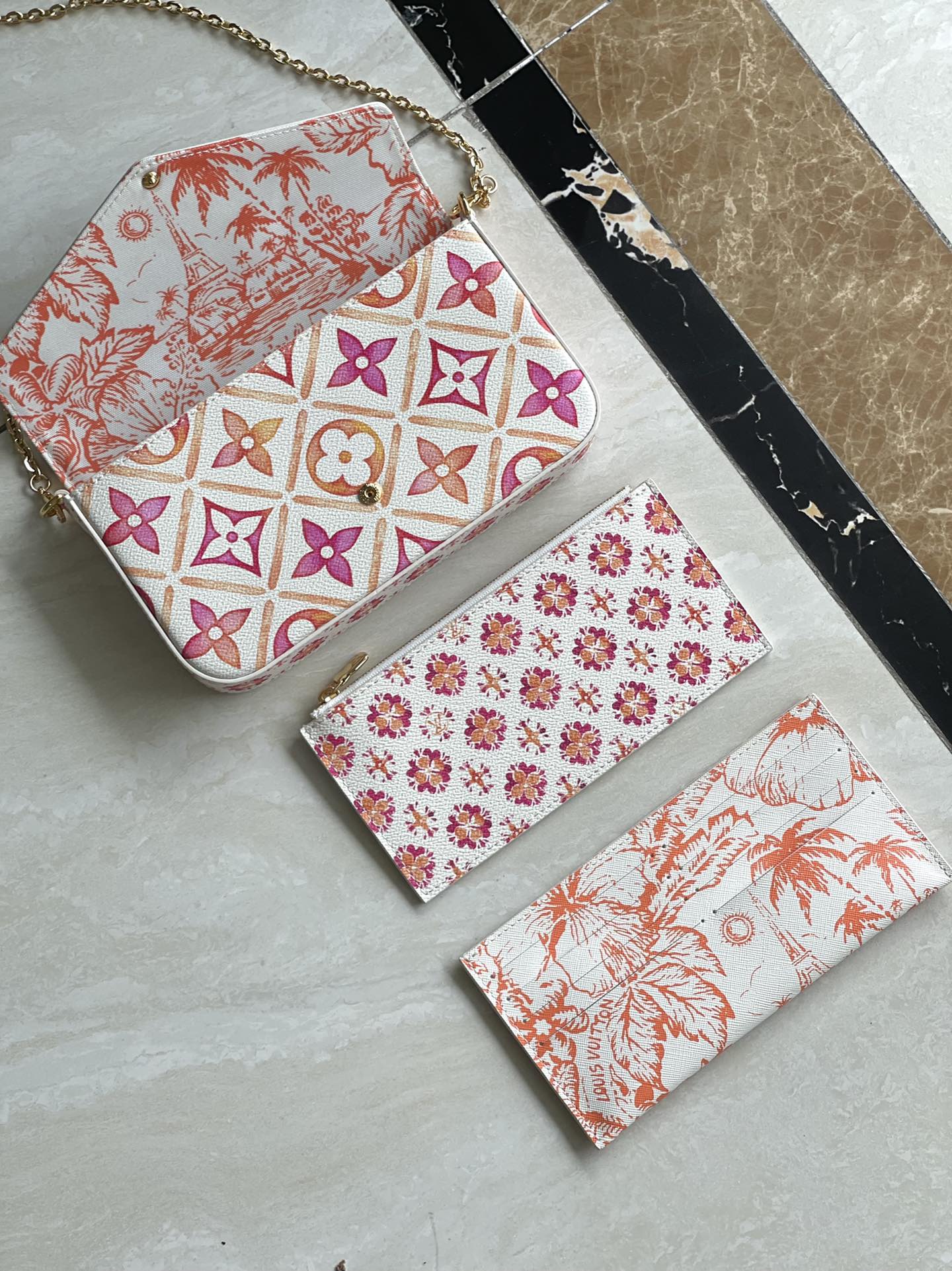 FÉLICIE POCHETTE 21 AUF LEINWAND MIT KORALLENMONOGRAMMFLIESEN