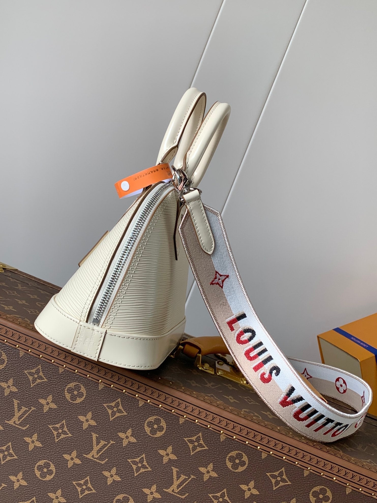 ALMA BB Tasche 23 in Beige, genopptes EPI-Rindsleder