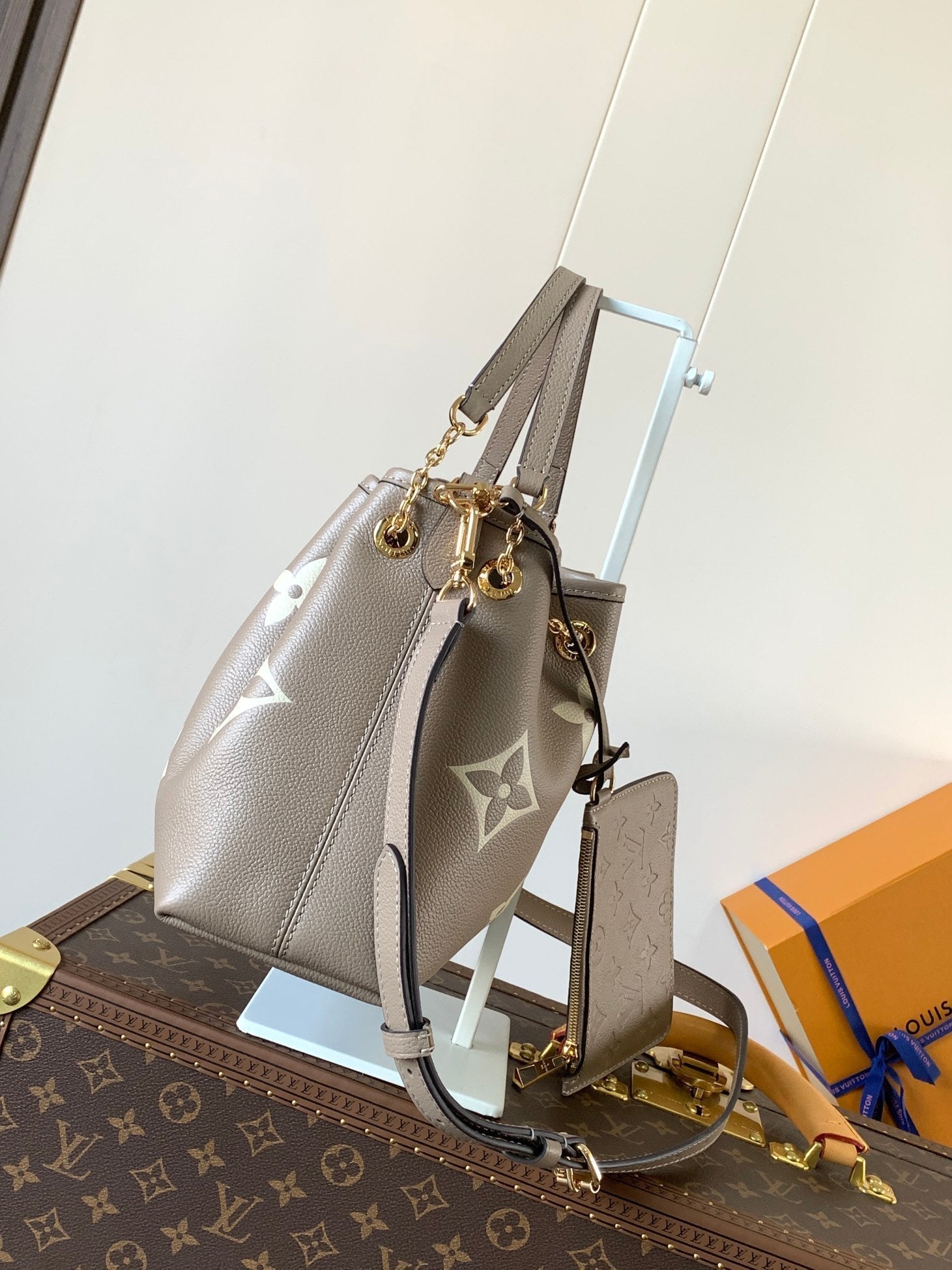 Bündelbeutel 28 Zoll Creme Mix Grau Monogramm Empreinte Rindsleder