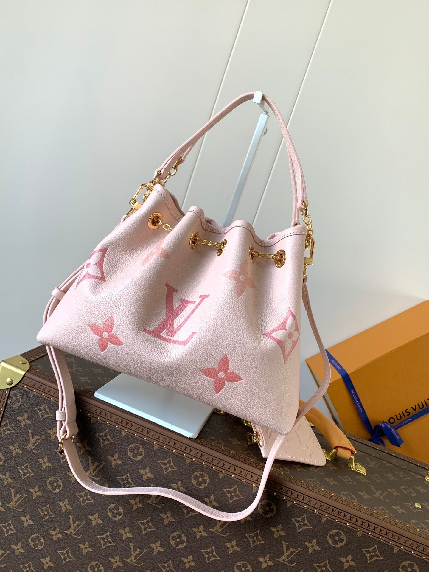 BÜNDELTASCHE 28 AUS ROSA MONOGRAMM-EMPREINTE-RINDSLEDER