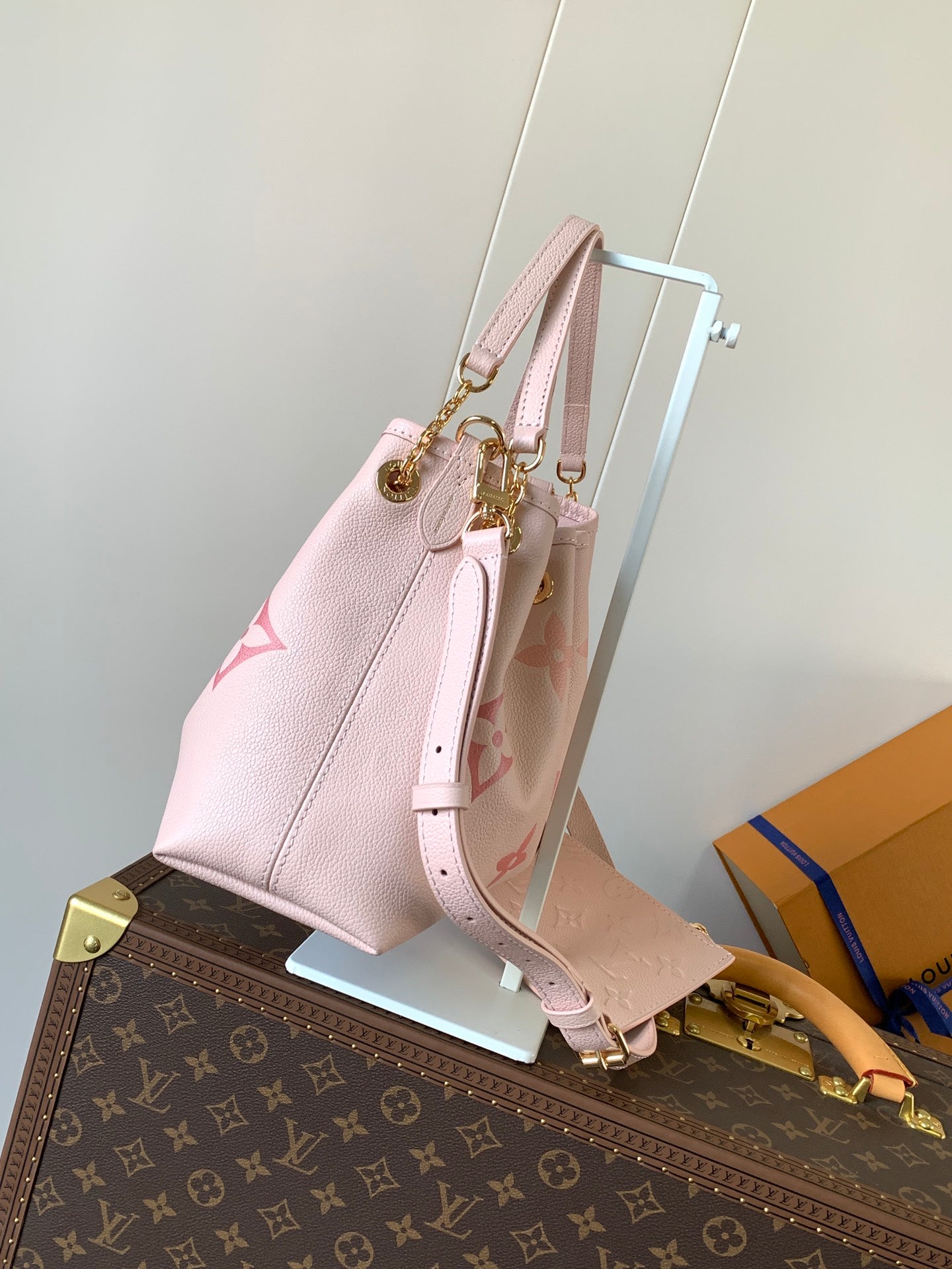 BÜNDELTASCHE 28 AUS ROSA MONOGRAMM-EMPREINTE-RINDSLEDER