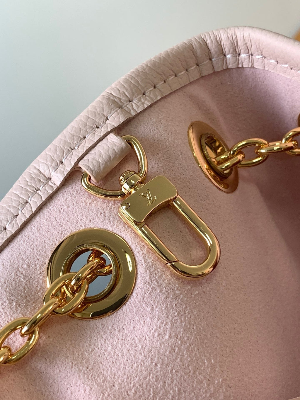 BÜNDELTASCHE 28 AUS ROSA MONOGRAMM-EMPREINTE-RINDSLEDER