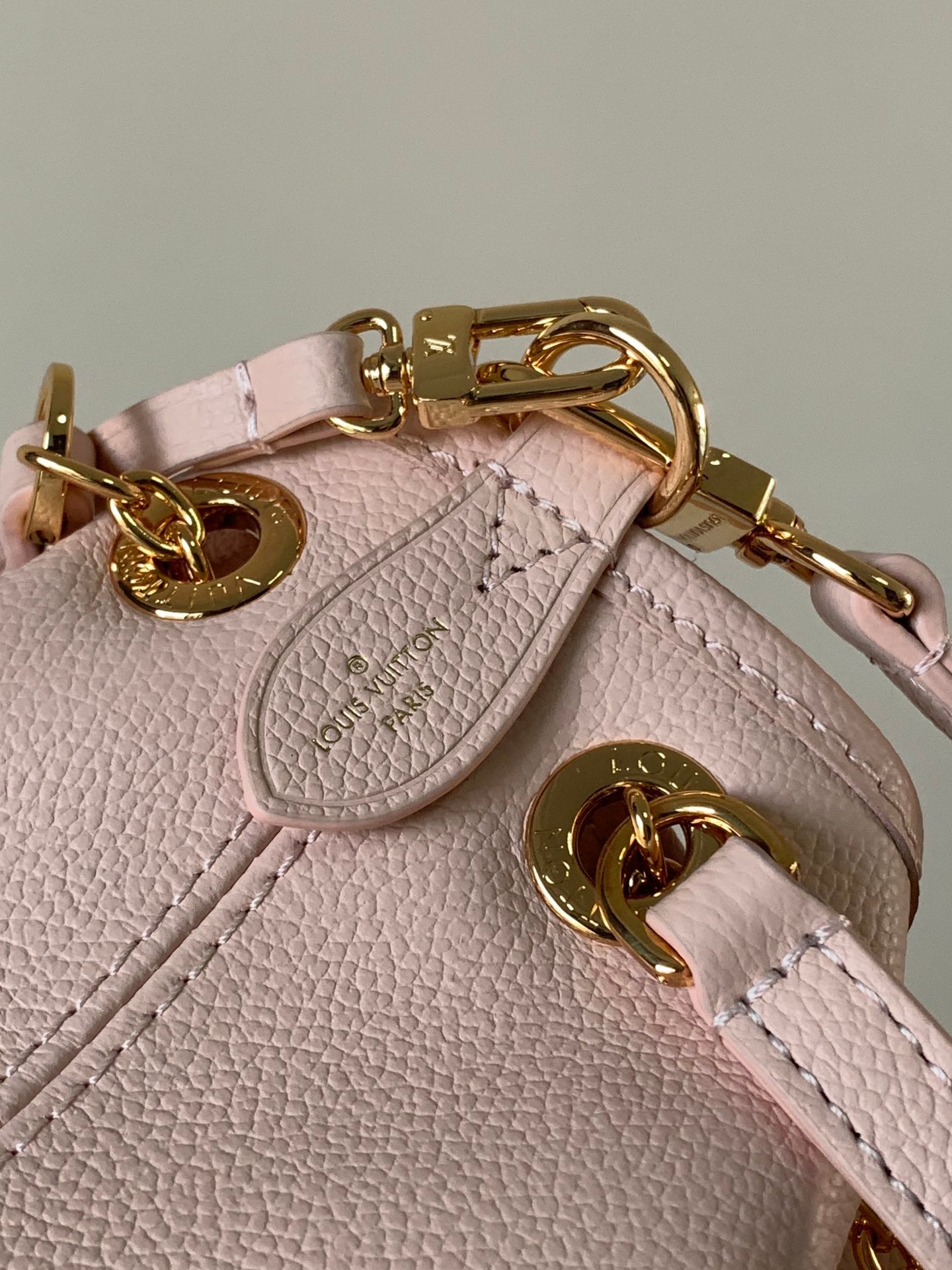 BÜNDELTASCHE 28 AUS ROSA MONOGRAMM-EMPREINTE-RINDSLEDER