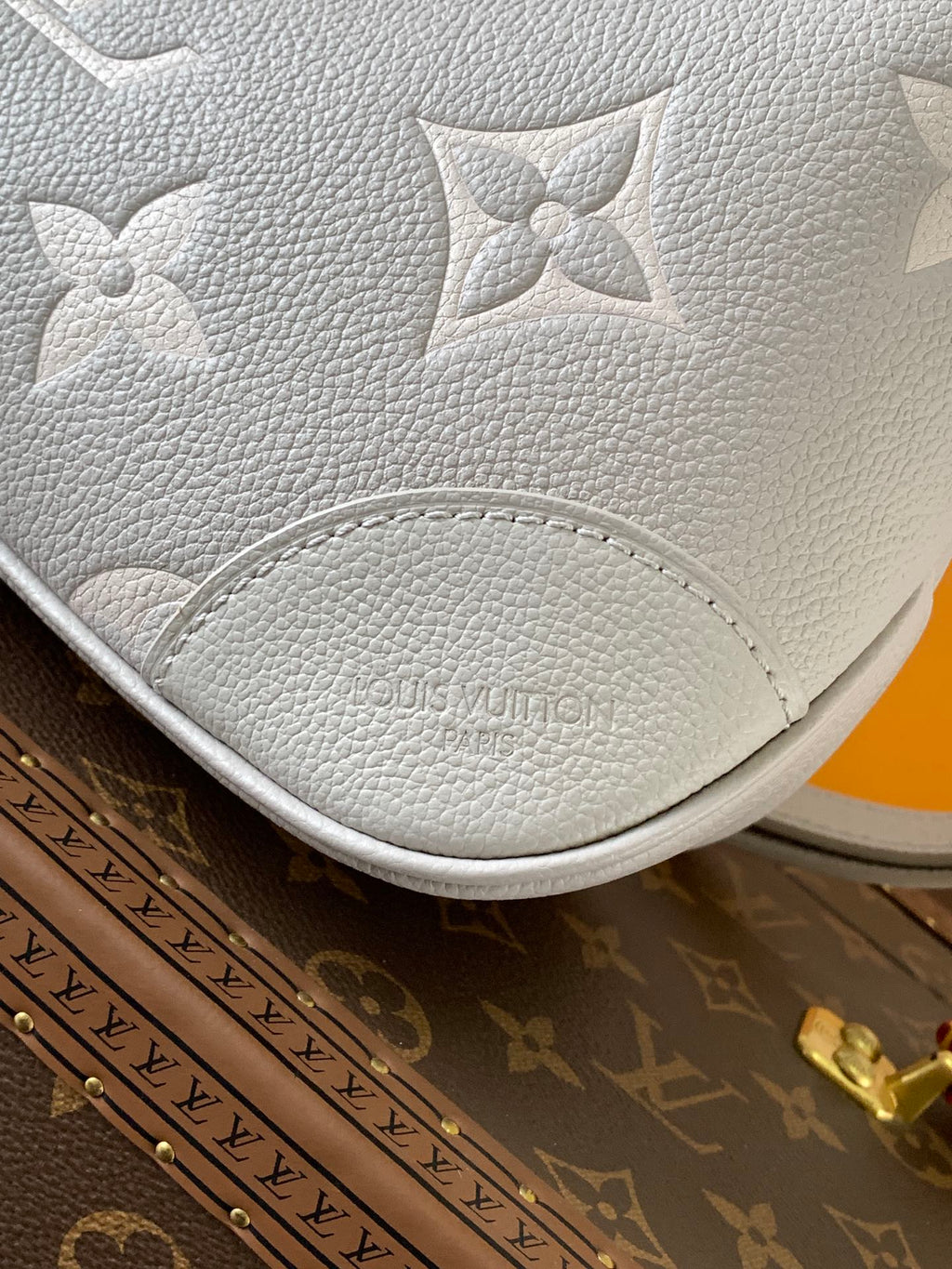 BOULOGNE 29 AUS GRAUEM MONOGRAM-EMPREINTE-LEDER, SILBERNE HARDWARE