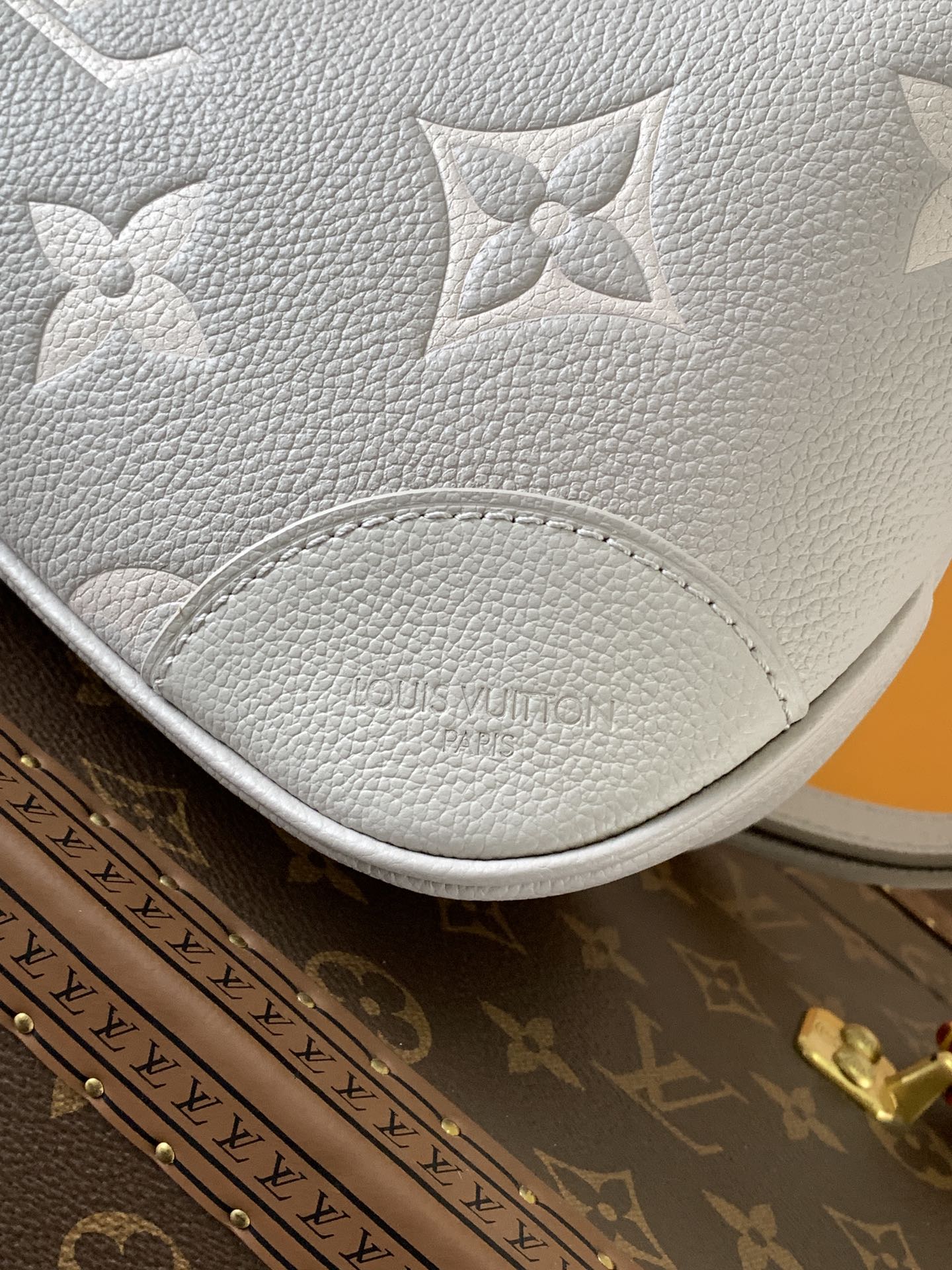 BOULOGNE 29 AUS GRAUEM MONOGRAM-EMPREINTE-LEDER, SILBERNE HARDWARE