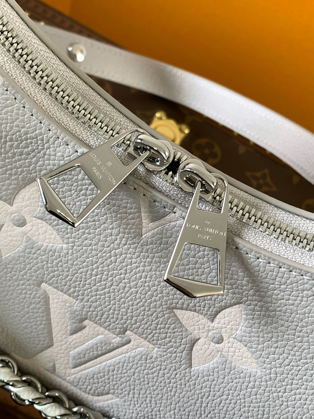 BOULOGNE 29 AUS GRAUEM MONOGRAM-EMPREINTE-LEDER, SILBERNE HARDWARE