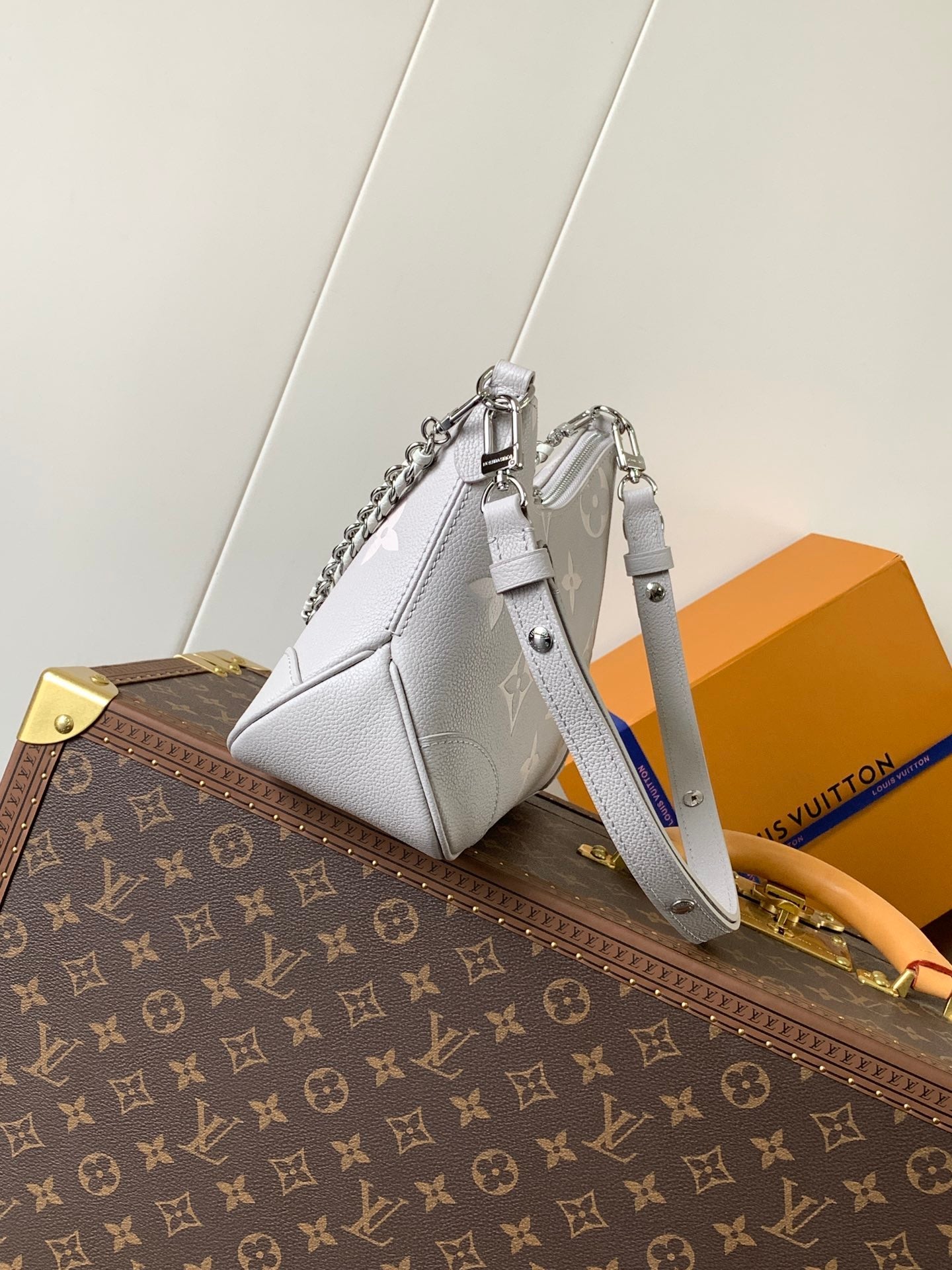 BOULOGNE 29 AUS GRAUEM MONOGRAM-EMPREINTE-LEDER, SILBERNE HARDWARE