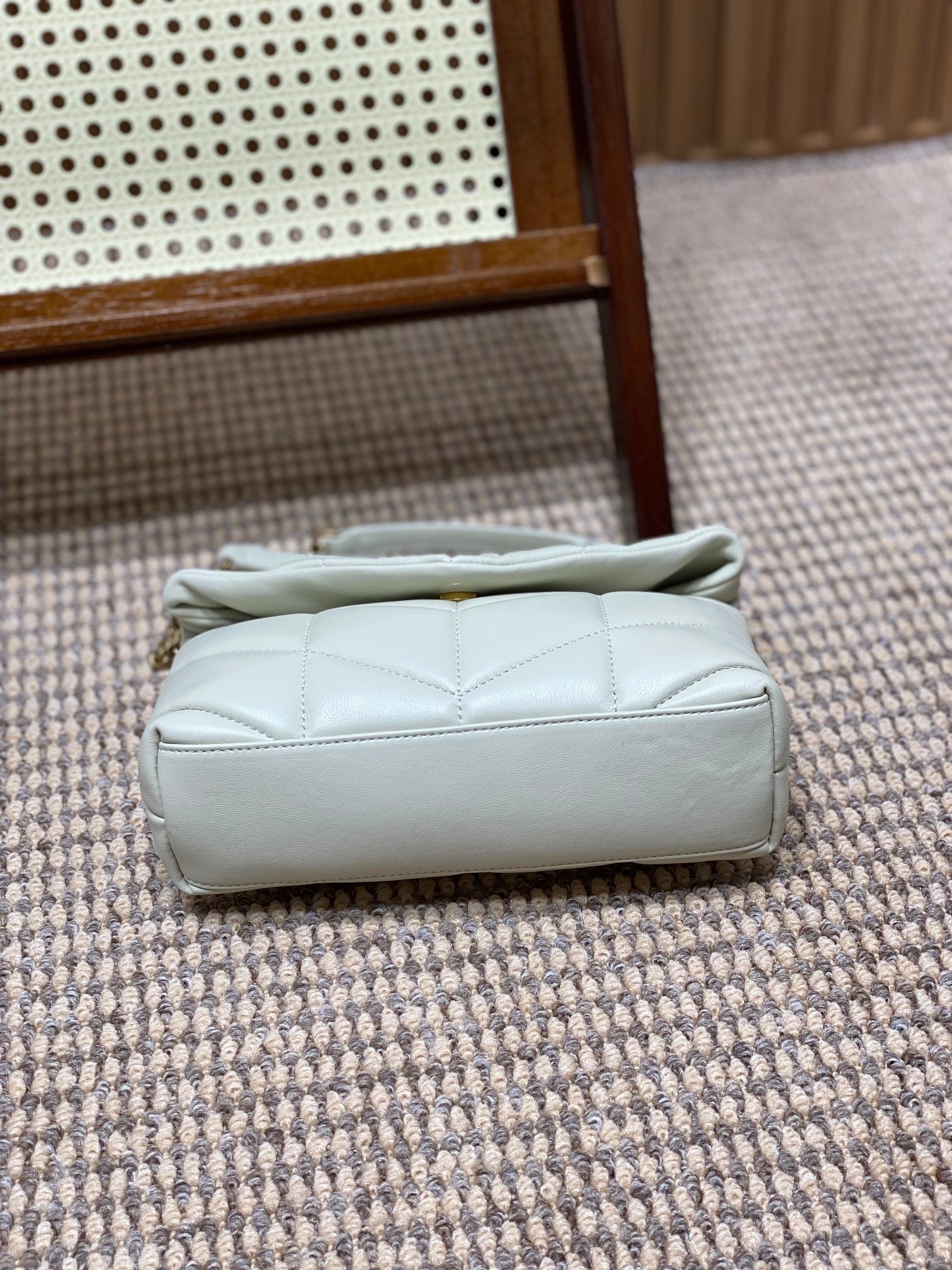 PUFFER TOY 23 IN WEISSEM LAMMLEDER GOLDENE BESCHLÄGE