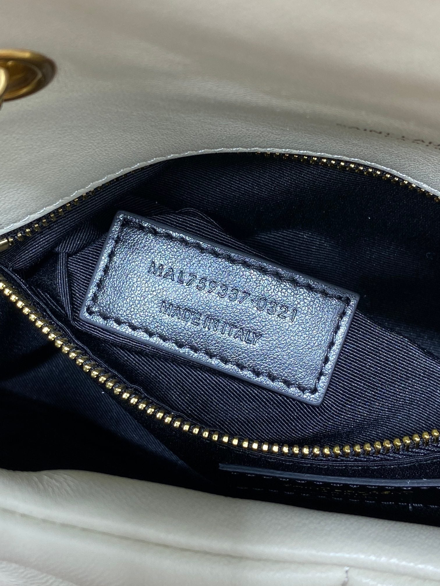 PUFFER TOY 23 IN WEISSEM LAMMLEDER GOLDENE BESCHLÄGE