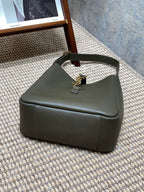 LE 5 À 7 KLEINE ERWEITERUNG 22 IN DUNKELGRÜNEM KALBSLEDER GOLDENE SCHNALLE