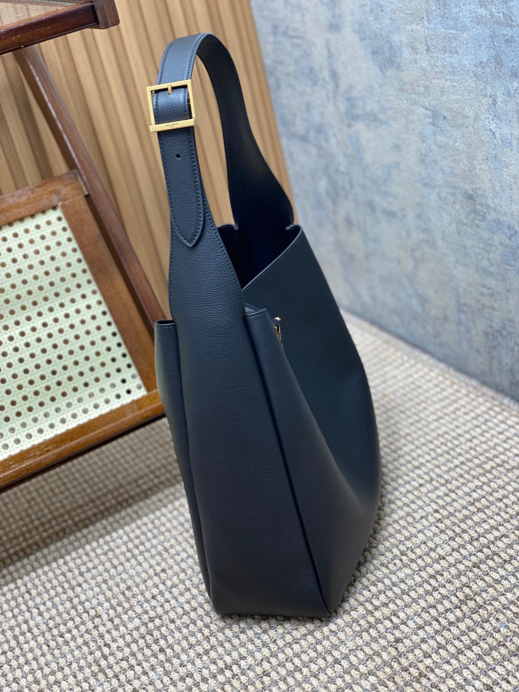 LE 5 À 7 GROSSE GESCHMEIDIGE TASCHE 31 IN MARINEBLAUEM KALBSLEDER