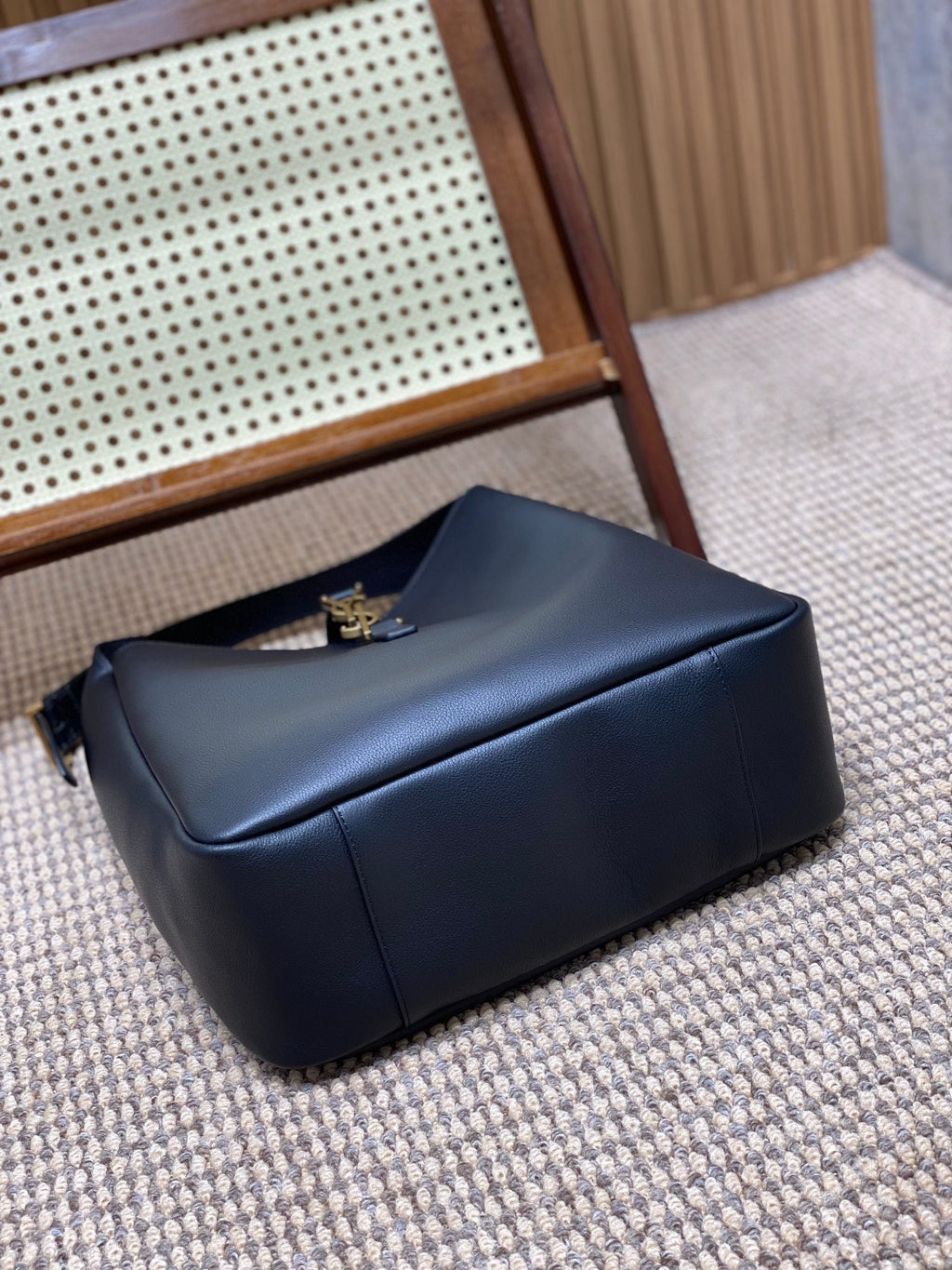 LE 5 À 7 GROSSE GESCHMEIDIGE TASCHE 31 IN MARINEBLAUEM KALBSLEDER