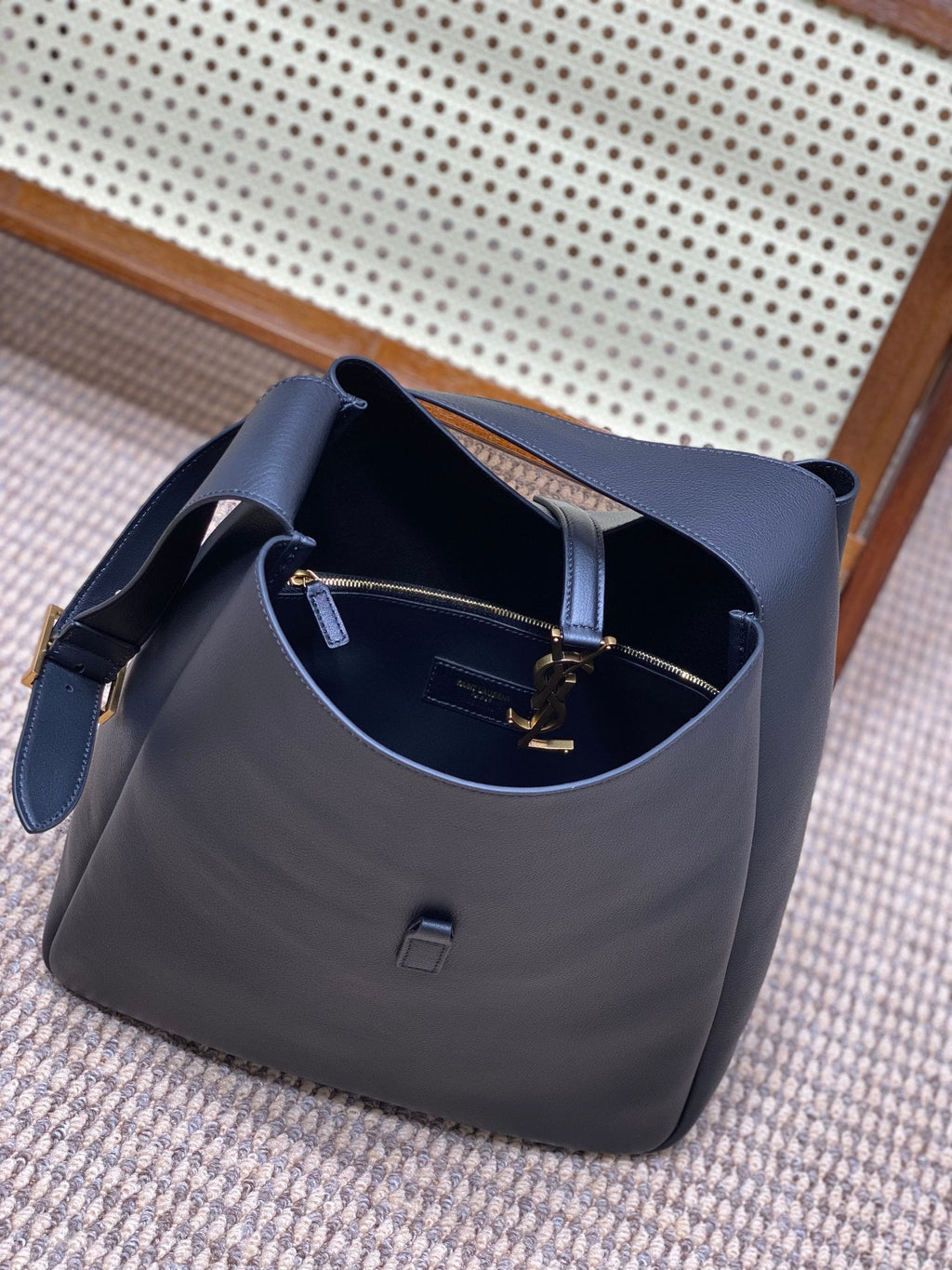 LE 5 À 7 GROSSE GESCHMEIDIGE TASCHE 31 IN MARINEBLAUEM KALBSLEDER