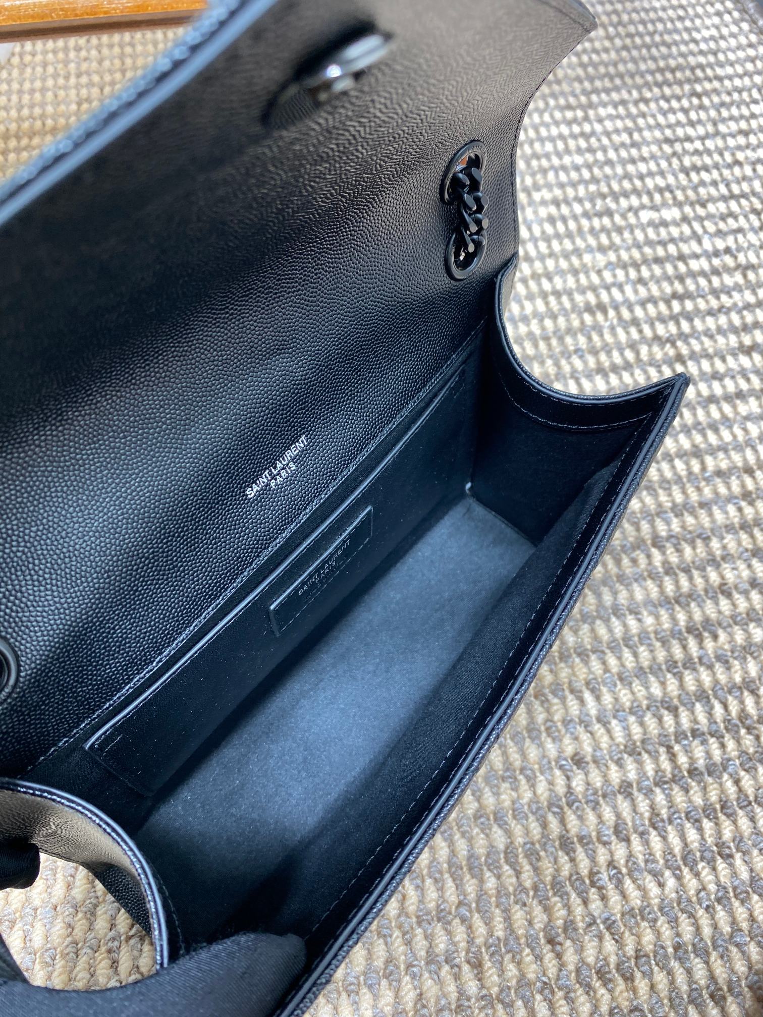 UMSCHLAGBASCHE MIT KETTENBAND, 24 Zoll, SCHWARZES KALBSLEDER