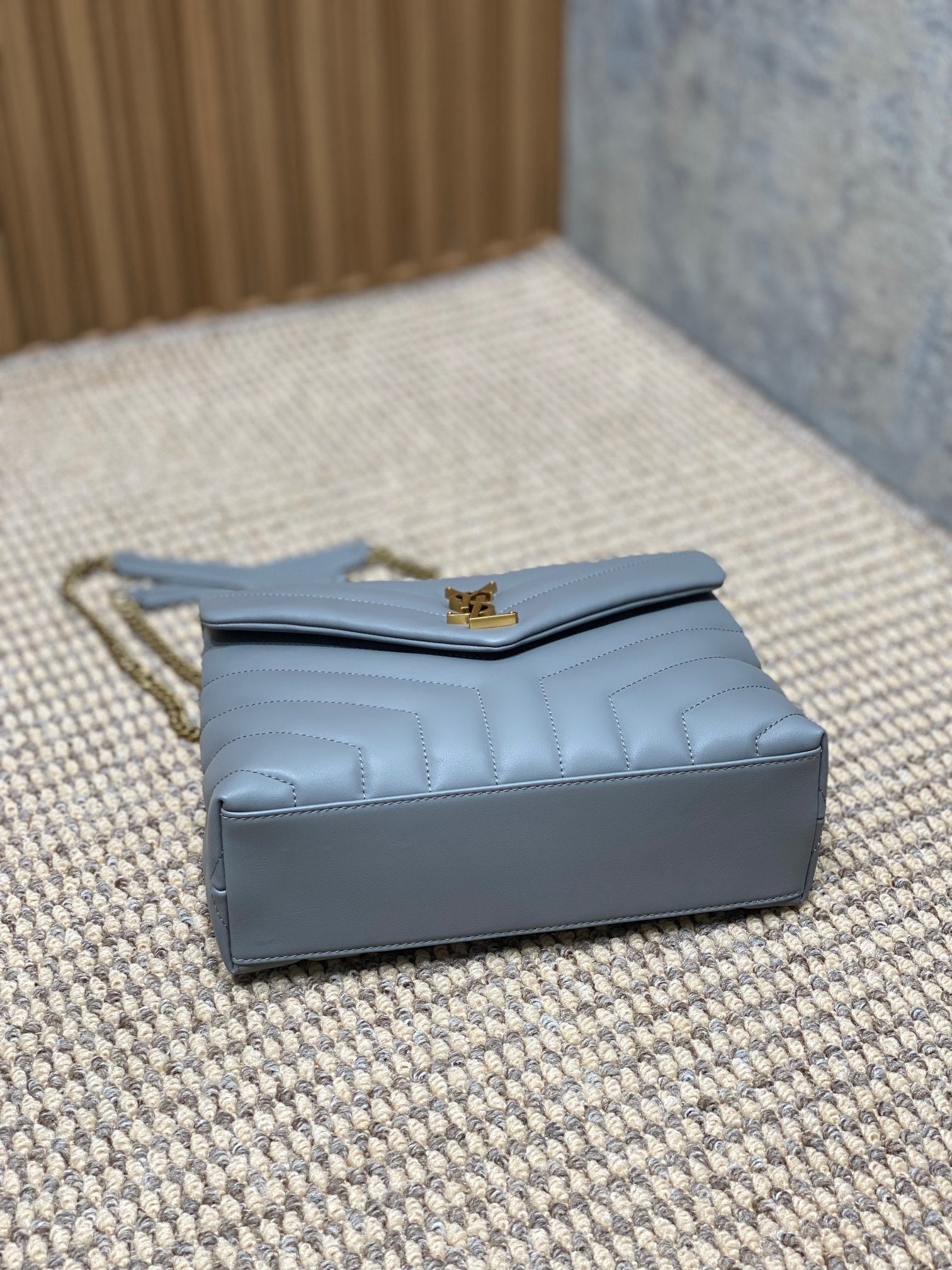 LOULOU KLEIN 25 IN ASH BLAU LAMMLEDER GOLDENE BESCHLÄGE