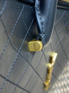 KLEINE REISETASCHE 31 IN SCHWARZ GESTEPPTES LAMMLEDER GOLDENE BESCHLÄGE