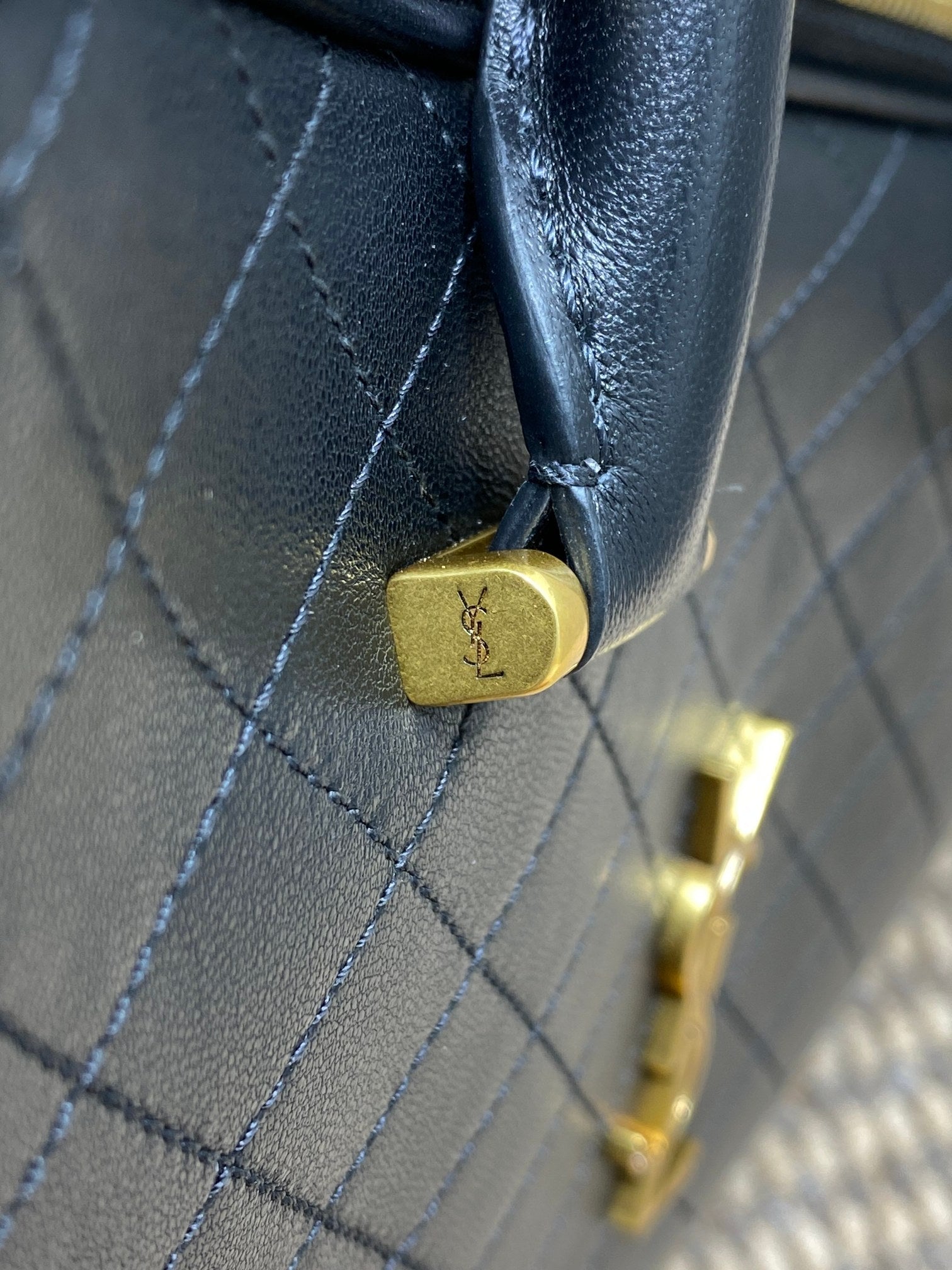 KLEINE REISETASCHE 31 IN SCHWARZ GESTEPPTES LAMMLEDER GOLDENE BESCHLÄGE