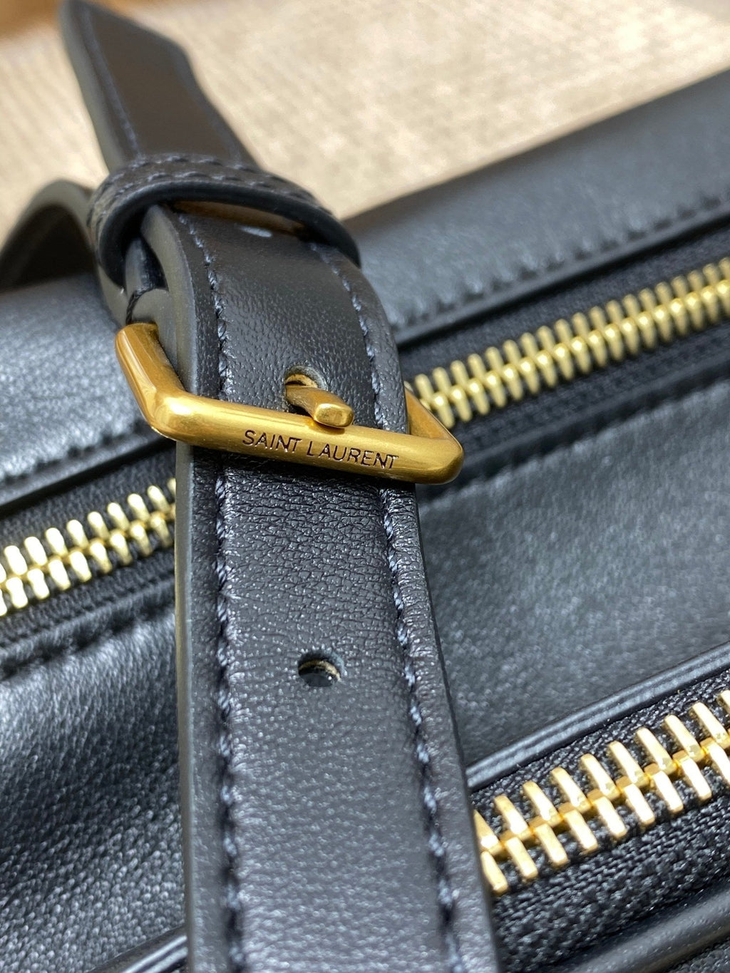 KLEINE REISETASCHE 31 IN SCHWARZ GESTEPPTES LAMMLEDER GOLDENE BESCHLÄGE