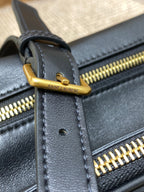 KLEINE REISETASCHE 31 IN SCHWARZ GESTEPPTES LAMMLEDER GOLDENE BESCHLÄGE