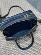 KLEINE REISETASCHE 31 IN SCHWARZ GESTEPPTES LAMMLEDER GOLDENE BESCHLÄGE