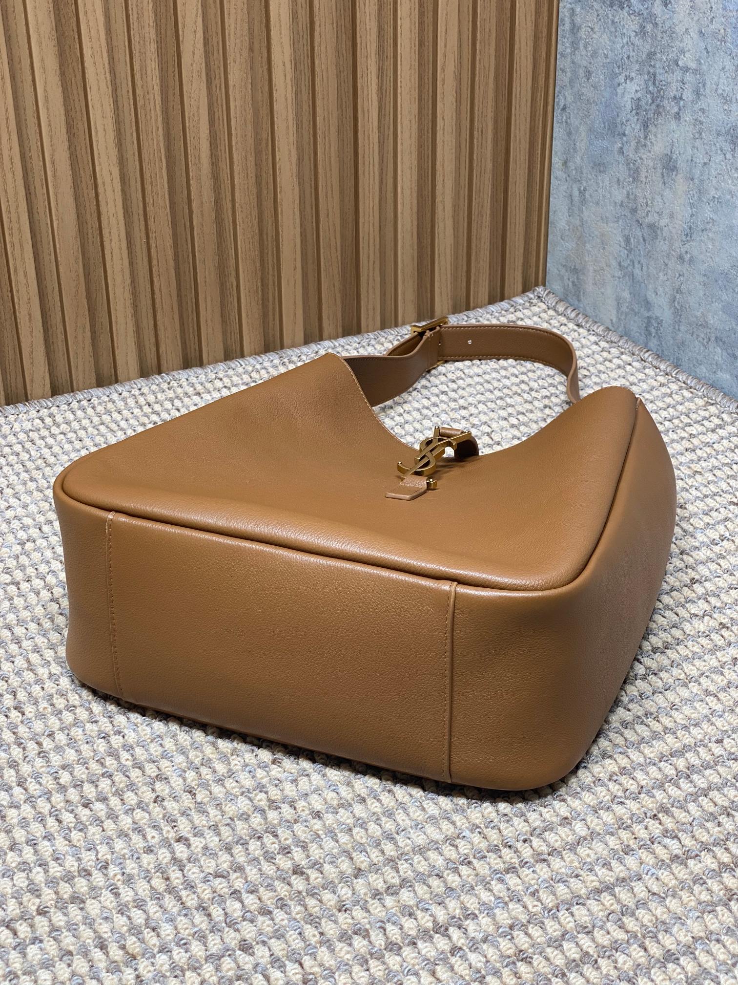 LE 5 À 7 LARGE SUPPLE BAG 31 IN TORTILLA BROWN CALFSKIN