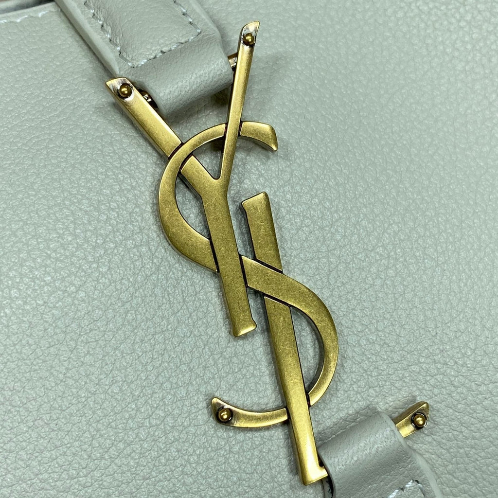 LE 5 À 7 KLEINE GESCHÜTZTE 22 IN WEISSEM KALBSLEDER GOLDENE SCHNALLE