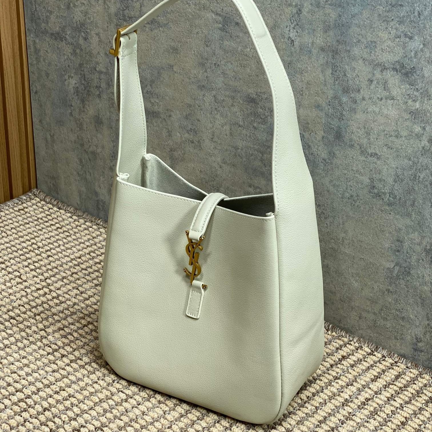 LE 5 À 7 KLEINE GESCHÜTZTE 22 IN WEISSEM KALBSLEDER GOLDENE SCHNALLE