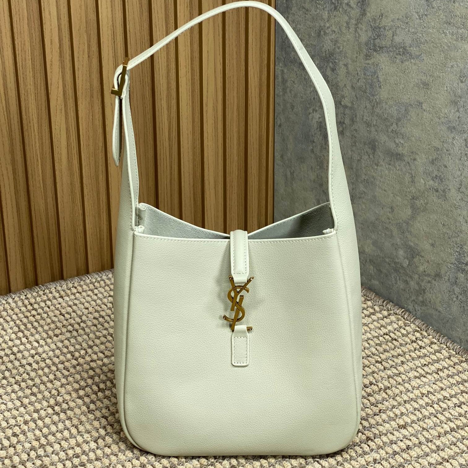 LE 5 À 7 KLEINE GESCHÜTZTE 22 IN WEISSEM KALBSLEDER GOLDENE SCHNALLE