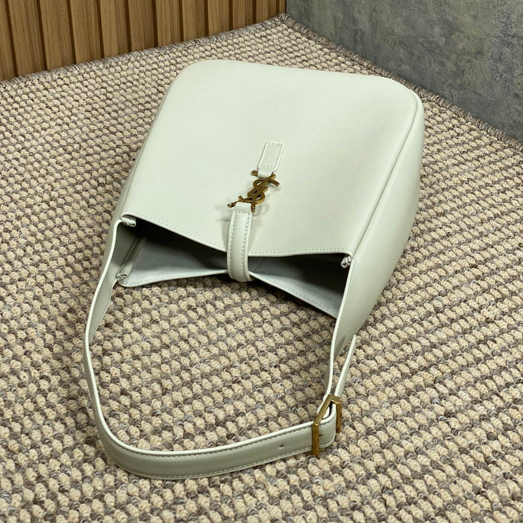 LE 5 À 7 KLEINE GESCHÜTZTE 22 IN WEISSEM KALBSLEDER GOLDENE SCHNALLE