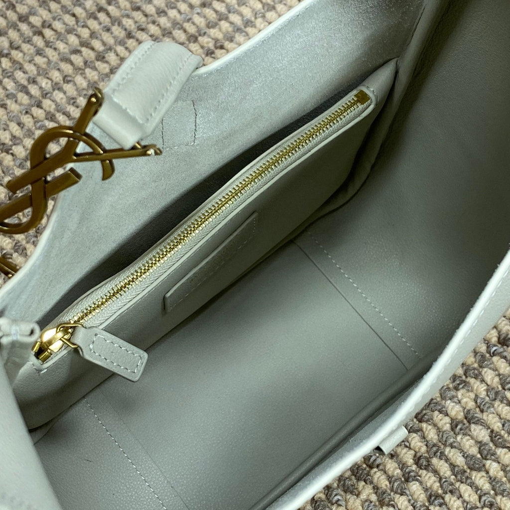 LE 5 À 7 KLEINE GESCHÜTZTE 22 IN WEISSEM KALBSLEDER GOLDENE SCHNALLE