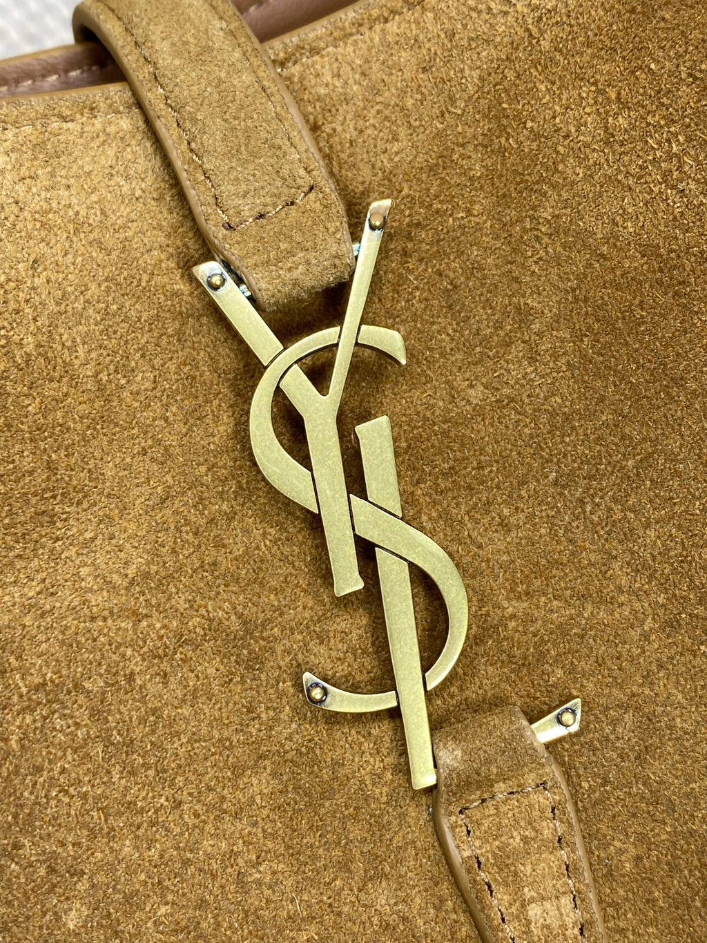 LE 37 KLEINE EIMERTASCHE 25 IN BRAUNES WILDLEDER GOLDENE BESCHLÄGE