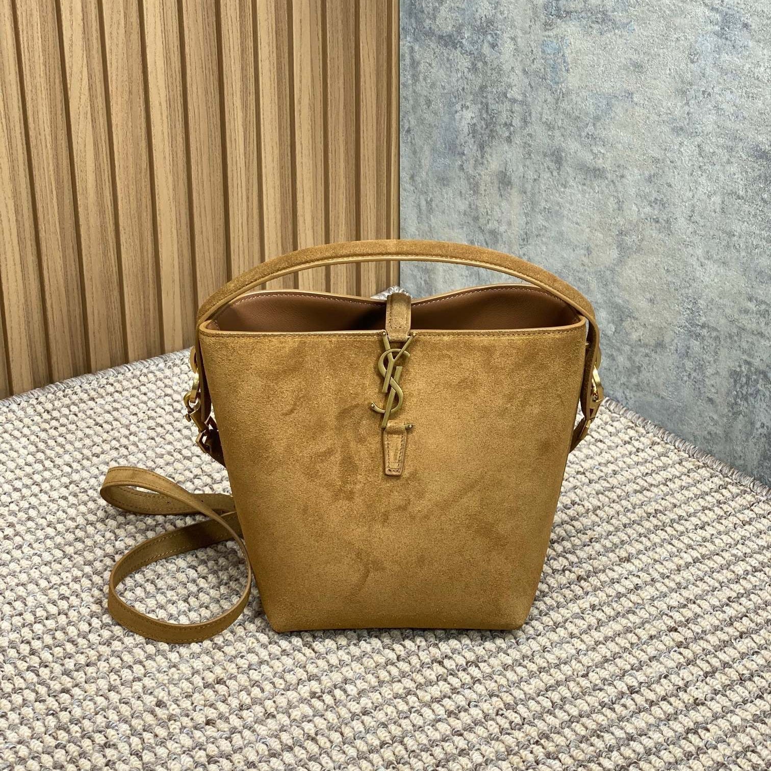 LE 37 KLEINE EIMERTASCHE 20 IN BRAUNES WILDLEDER GOLDENE BESCHLÄGE