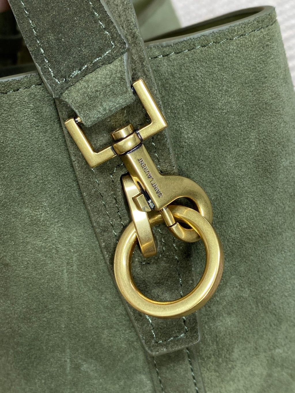 LE 37 KLEINE EIMERTASCHE 25 IN JÄGERGRÜNES WILDLEDER GOLDENE BESCHLÄGE