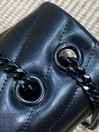 LOULOU SCHULTERTASCHE 32 IN SCHWARZ GESTEPPTES LAMMLEDER SCHWARZE BESCHLÄGE