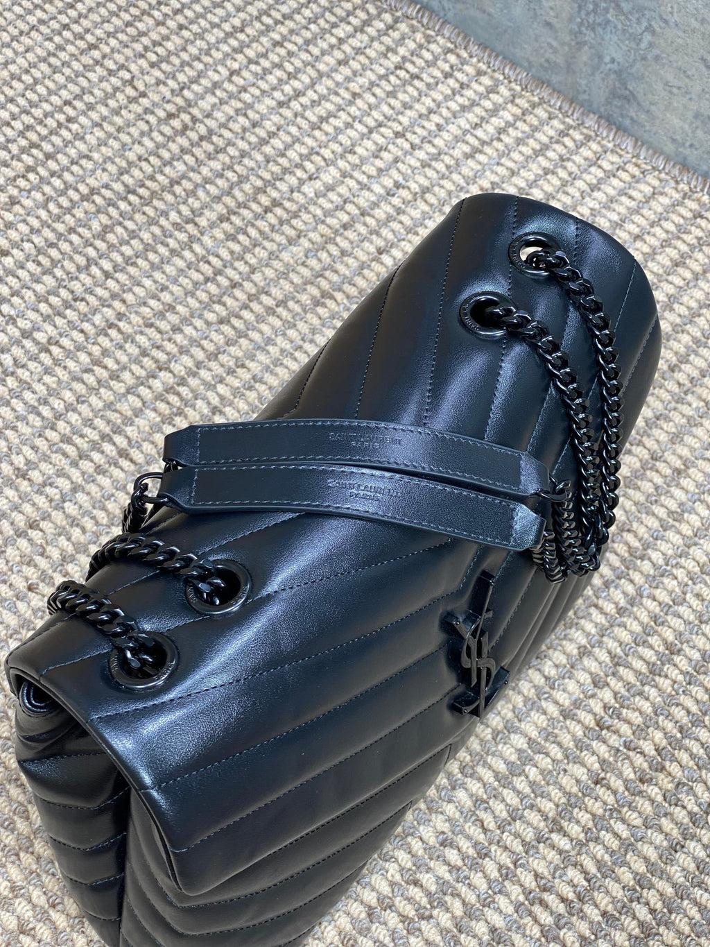 LOULOU SCHULTERTASCHE 32 IN SCHWARZ GESTEPPTES LAMMLEDER SCHWARZE BESCHLÄGE