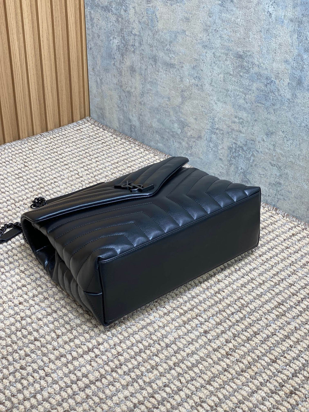 LOULOU SCHULTERTASCHE 32 IN SCHWARZ GESTEPPTES LAMMLEDER SCHWARZE BESCHLÄGE